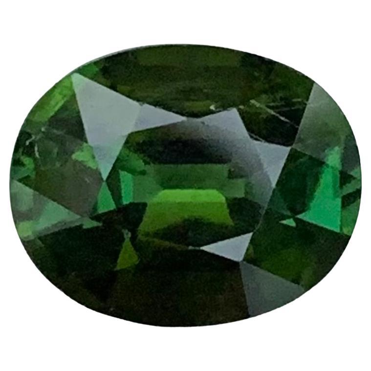 Forma ovale di tormalina sciolta naturale di colore verde intenso da 2,45 carati