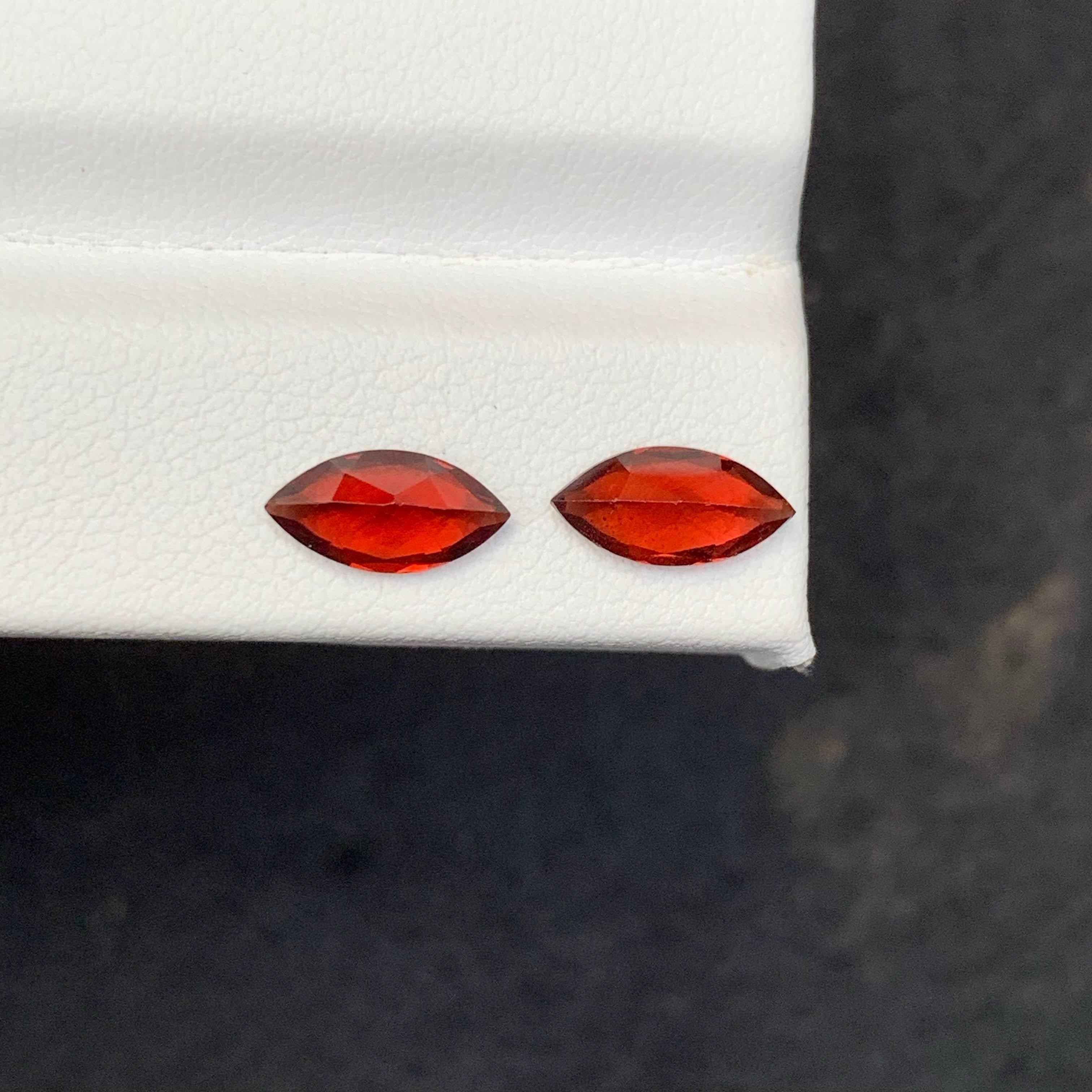 Granate rojo profundo suelto natural de 2,45 quilates, engastado con piedras preciosas africanas de talla marquesa Moderno en venta
