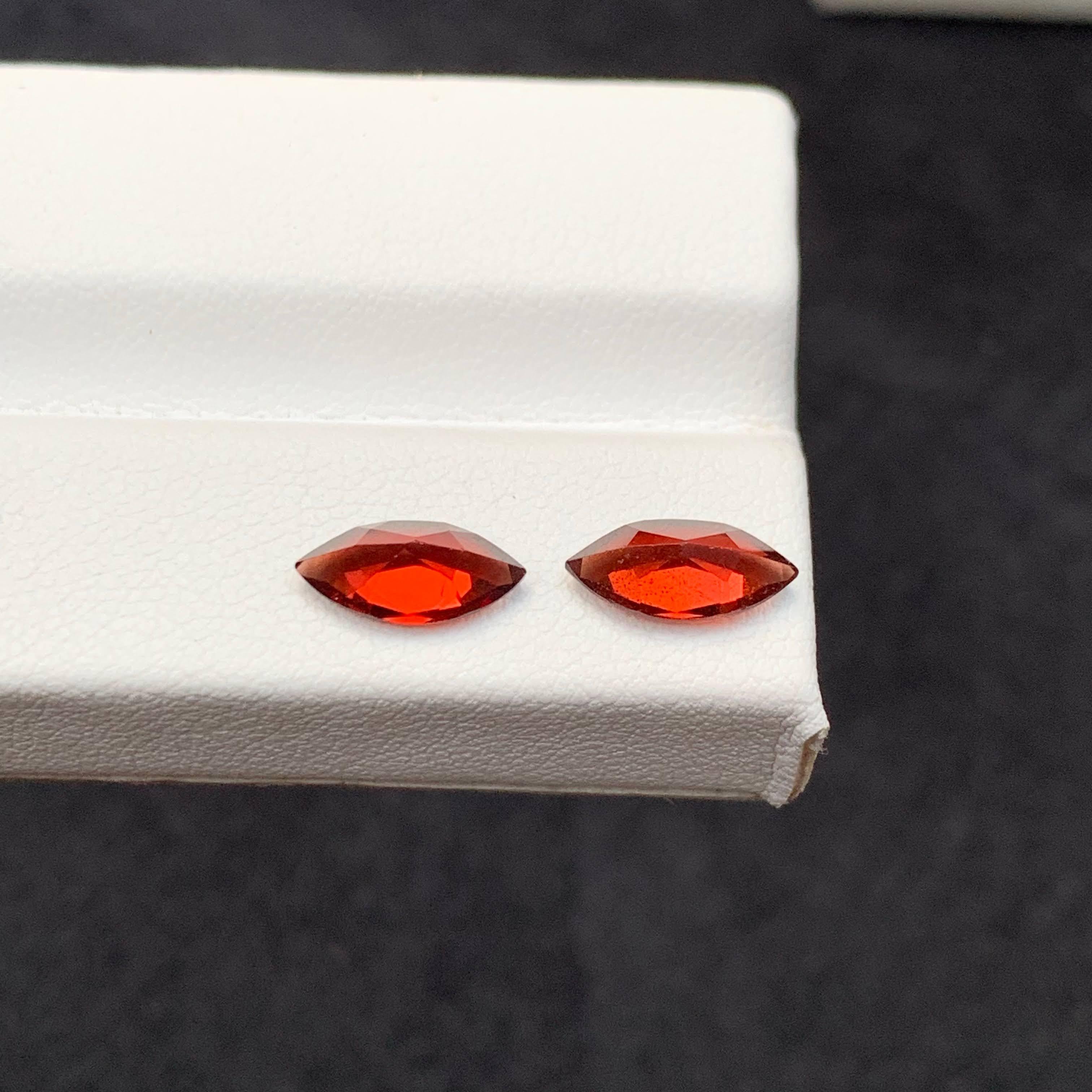 Granate rojo profundo suelto natural de 2,45 quilates, engastado con piedras preciosas africanas de talla marquesa Corte marquesa en venta
