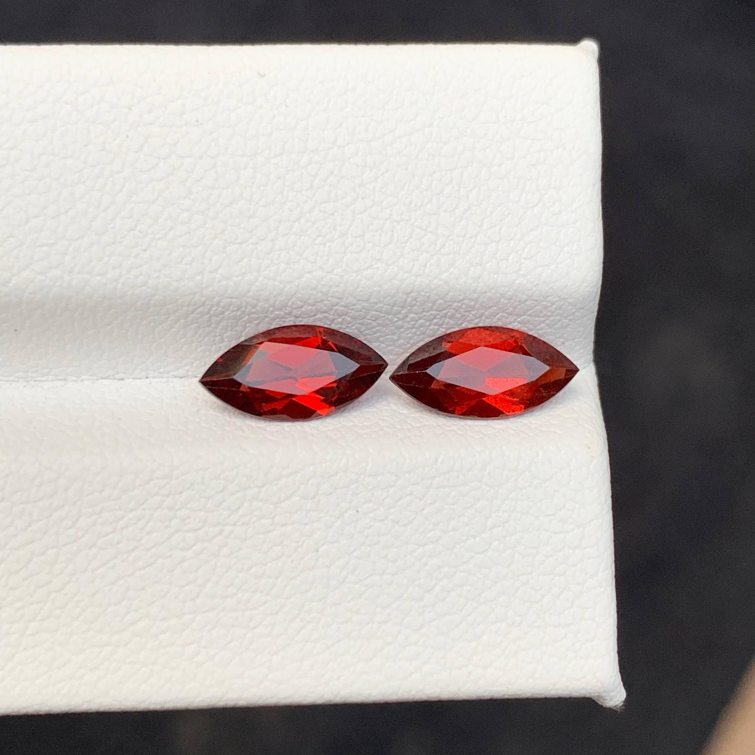 Femenino o masculino Granate rojo profundo suelto natural de 2,45 quilates, engastado con piedras preciosas africanas de talla marquesa en venta