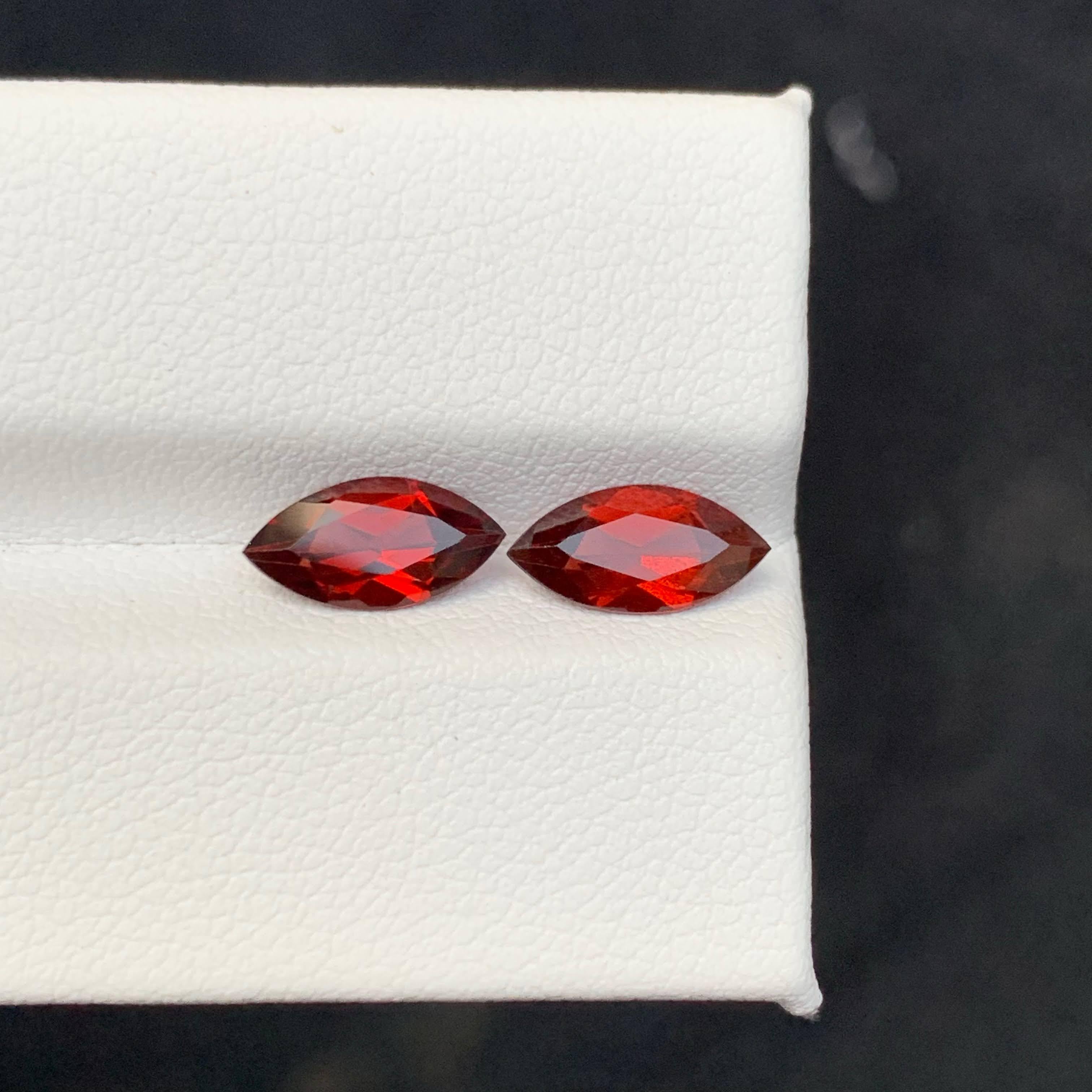 Granate rojo profundo suelto natural de 2,45 quilates, engastado con piedras preciosas africanas de talla marquesa en venta 2