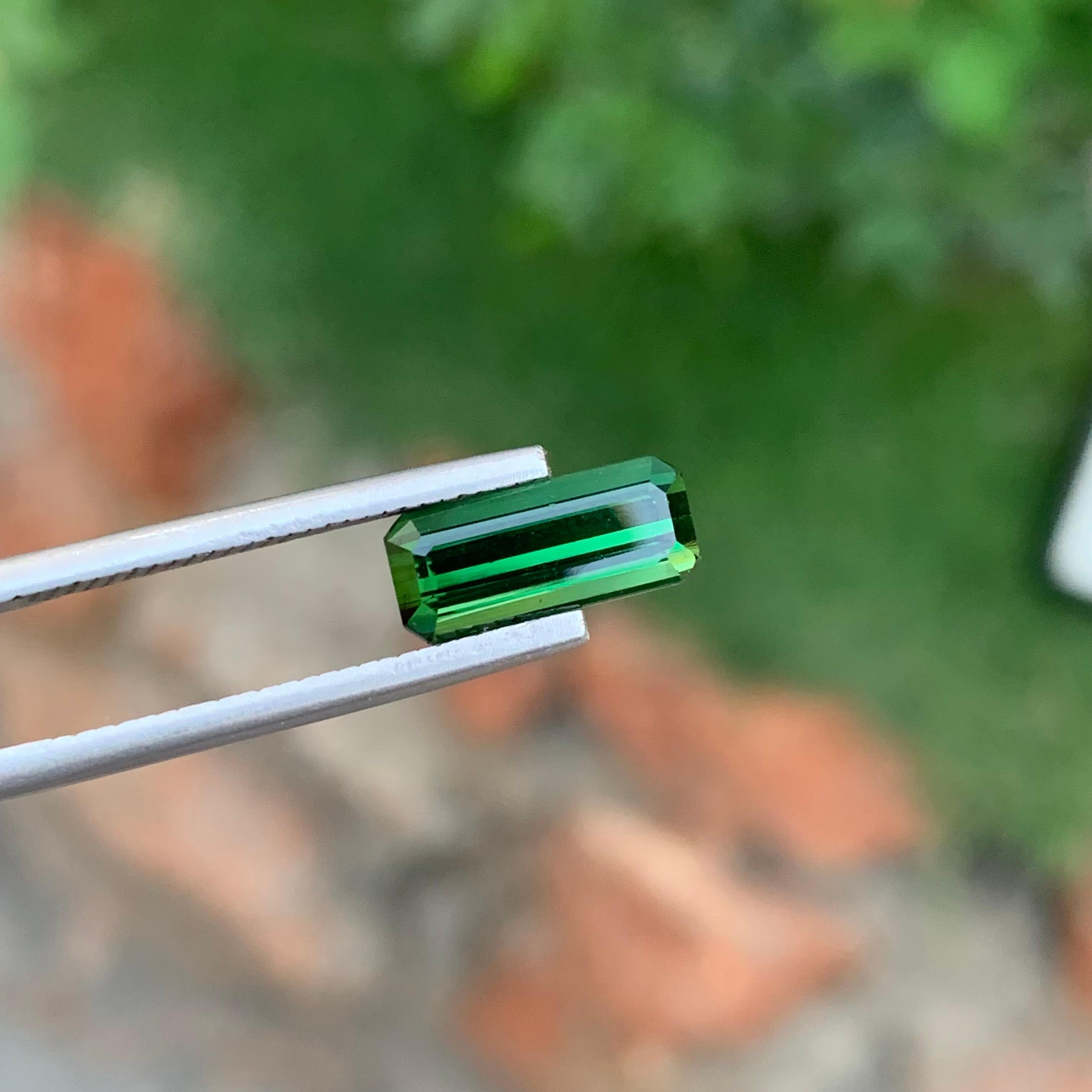 2.45 carati di tormalina verde naturale sfusa a forma di smeraldo lungo per collana in vendita 4