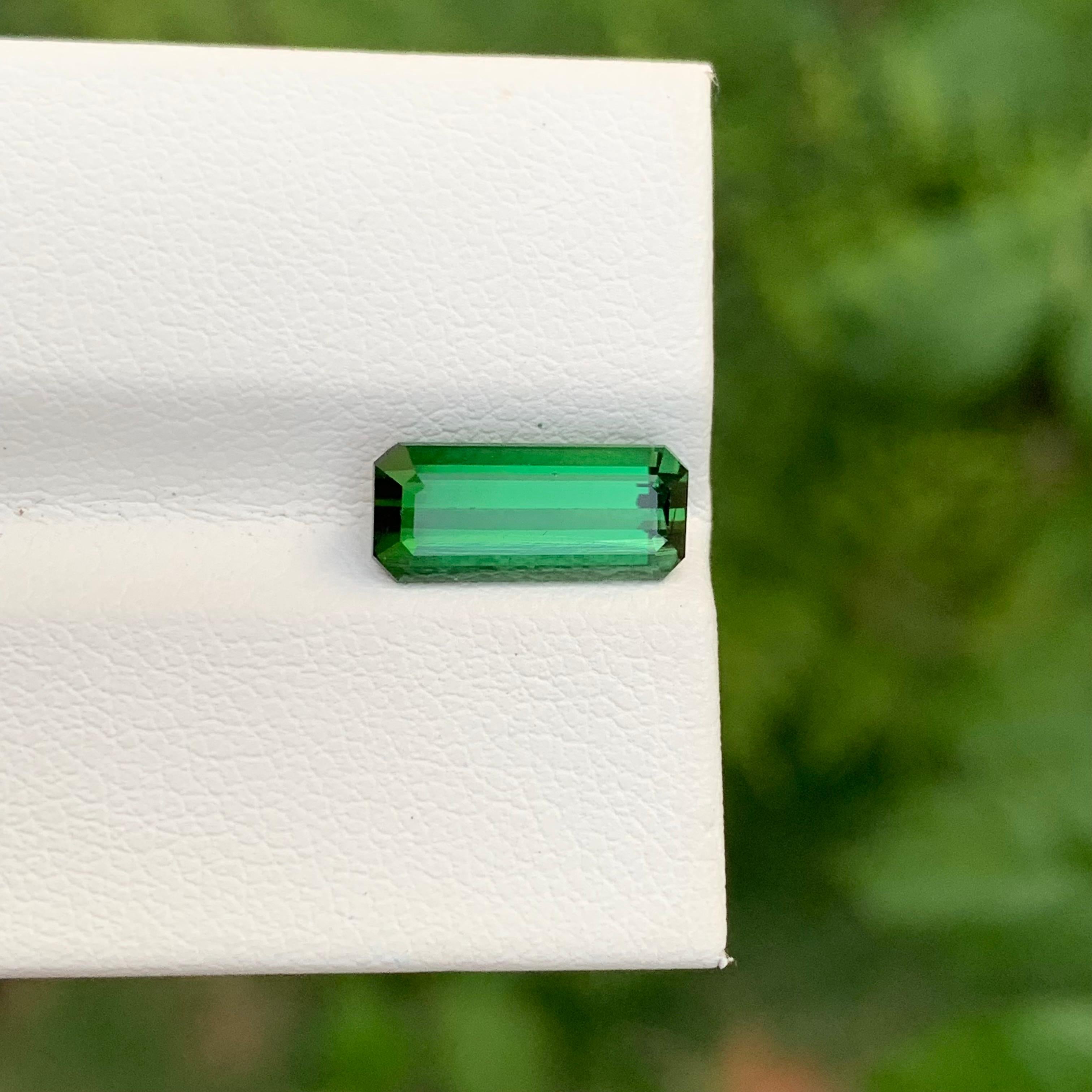Taglio smeraldo 2.45 carati di tormalina verde naturale sfusa a forma di smeraldo lungo per collana in vendita