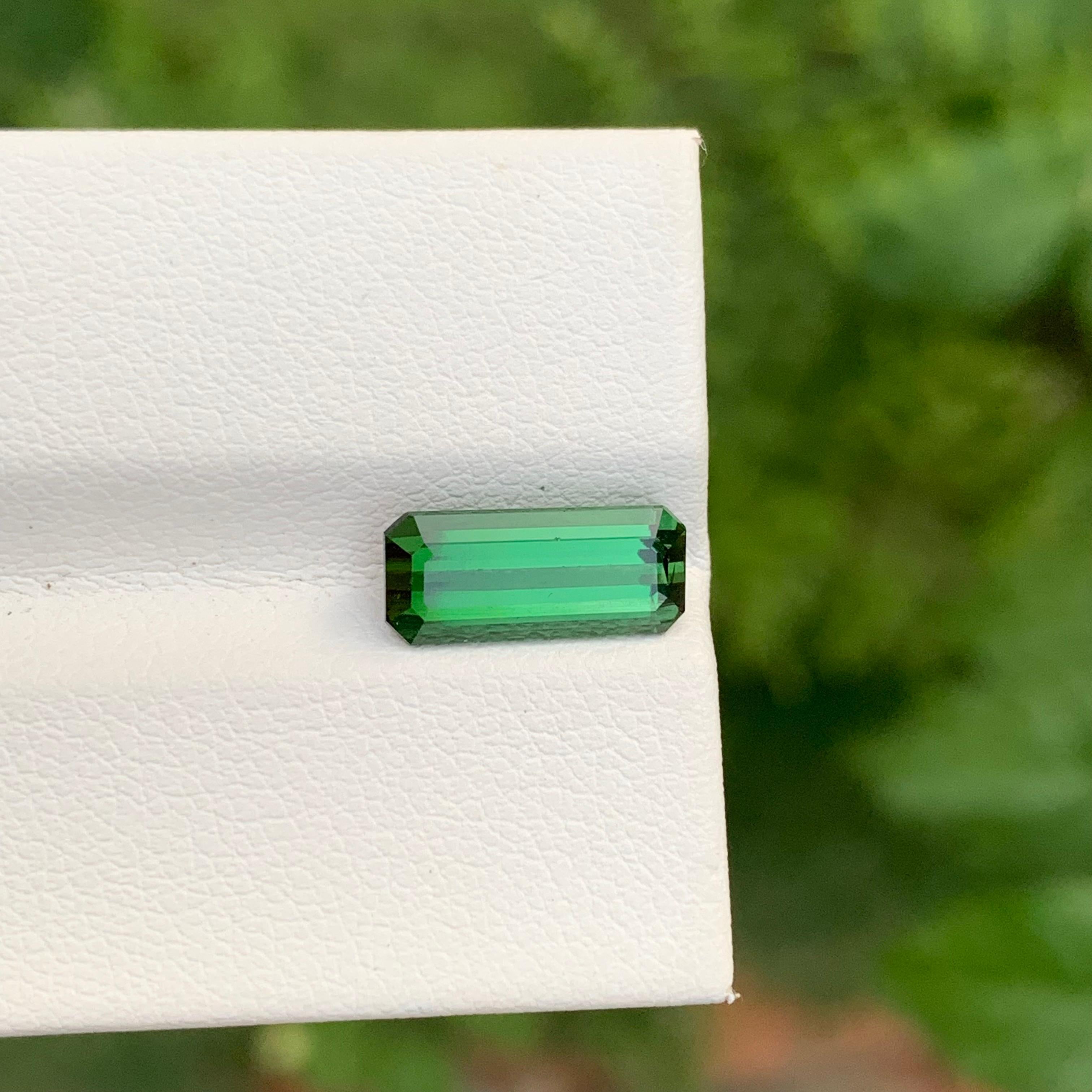 2.45 carati di tormalina verde naturale sfusa a forma di smeraldo lungo per collana In condizioni Nuovo in vendita a Peshawar, PK