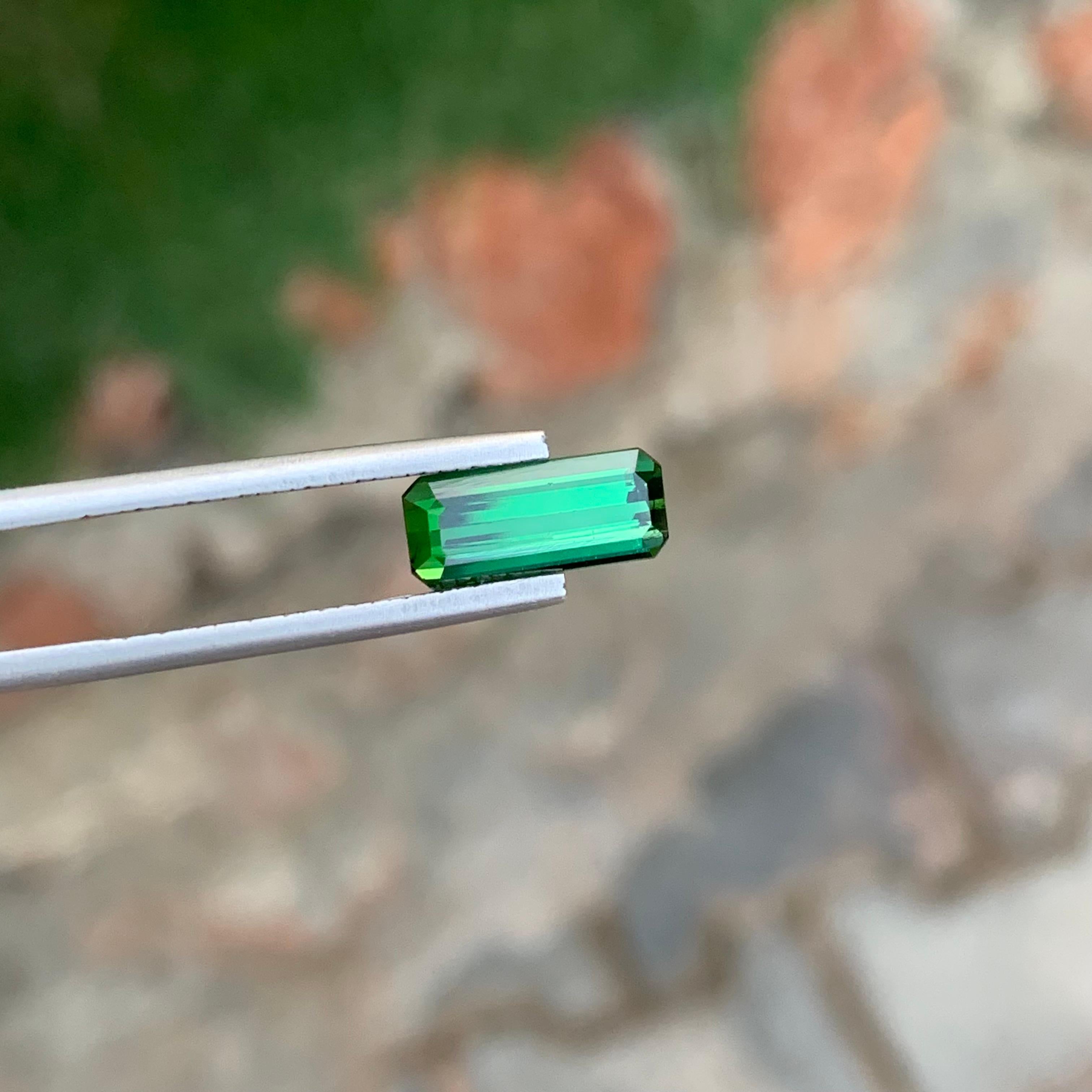 2.45 carati di tormalina verde naturale sfusa a forma di smeraldo lungo per collana in vendita 1