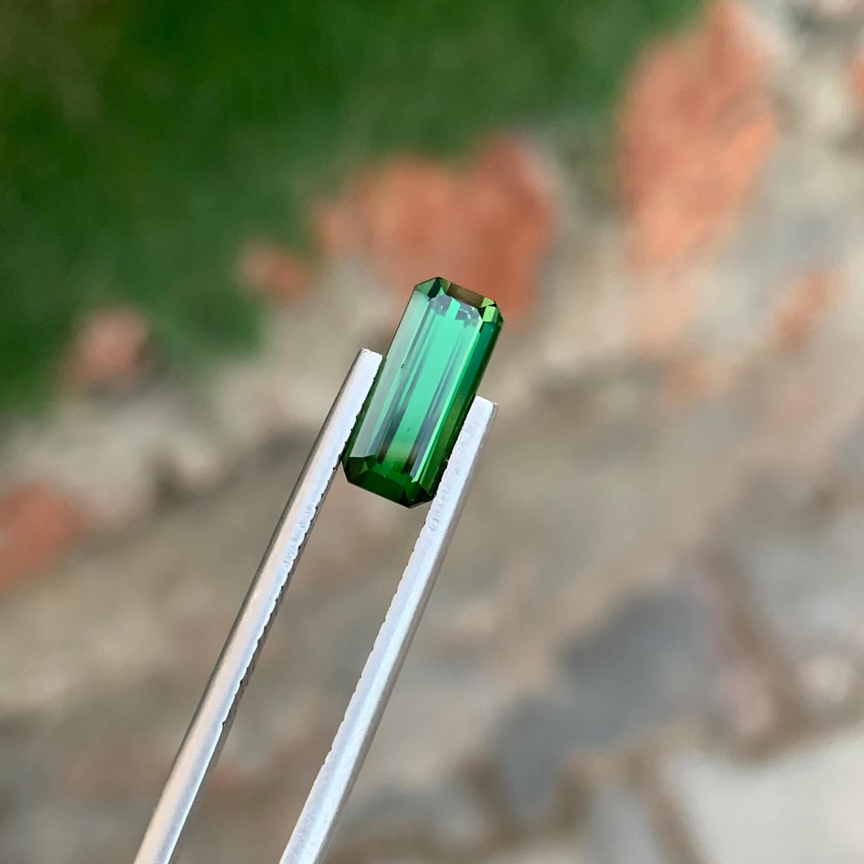 2.45 carati di tormalina verde naturale sfusa a forma di smeraldo lungo per collana in vendita 2