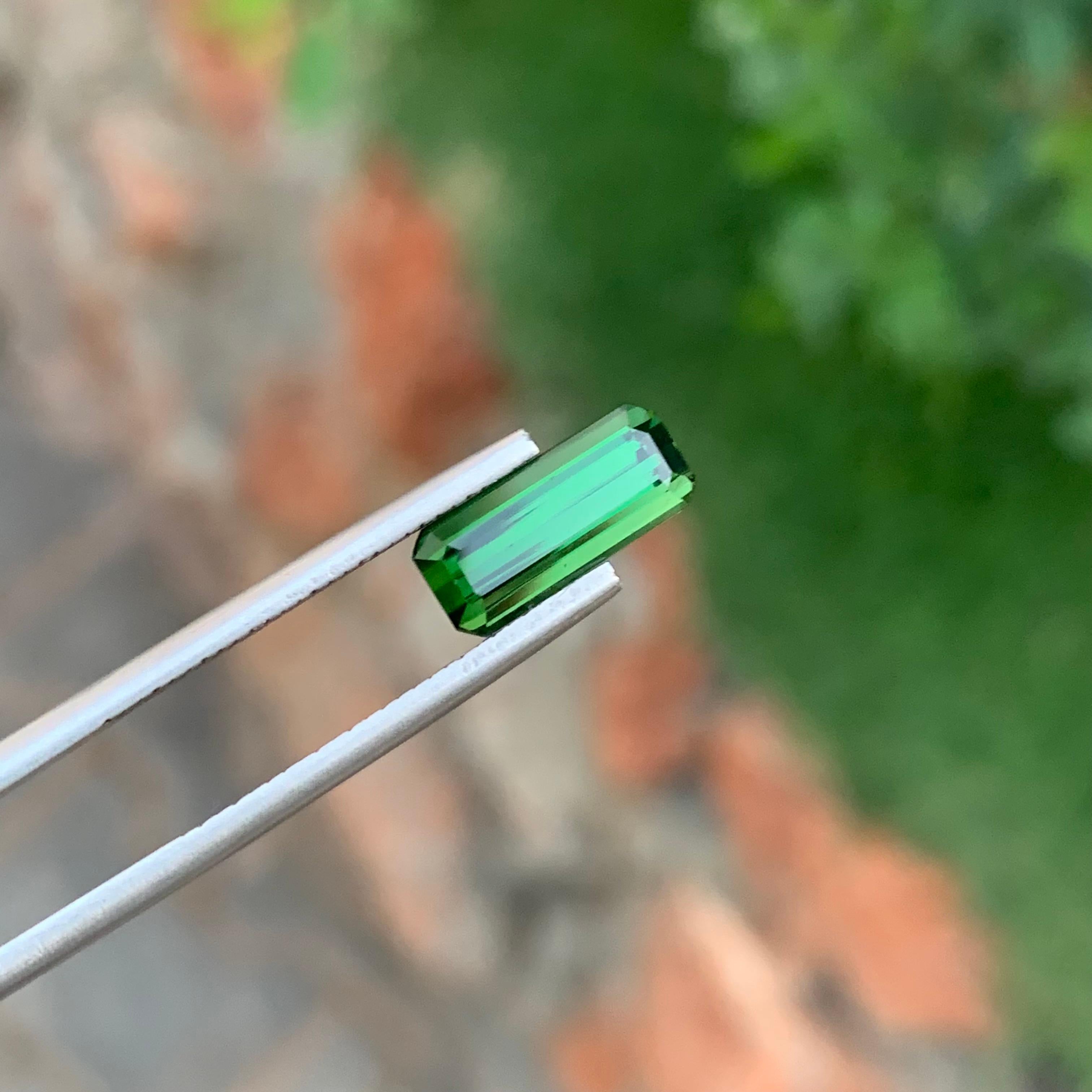 2.45 carati di tormalina verde naturale sfusa a forma di smeraldo lungo per collana in vendita 3