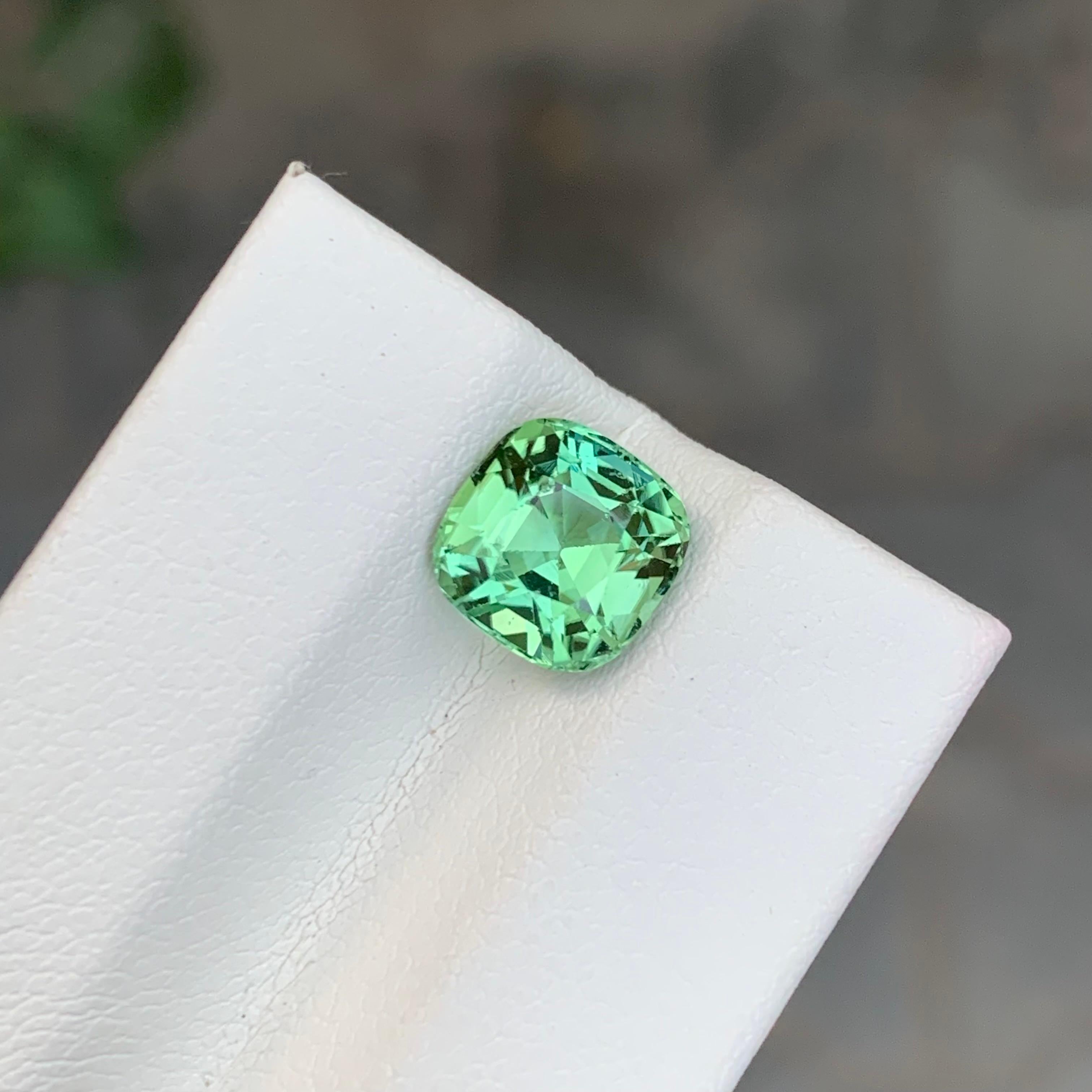 Taille coussin 2.45 Carat Natural Loose Mint Green Tourmaline Cushion Shape Gem en vente