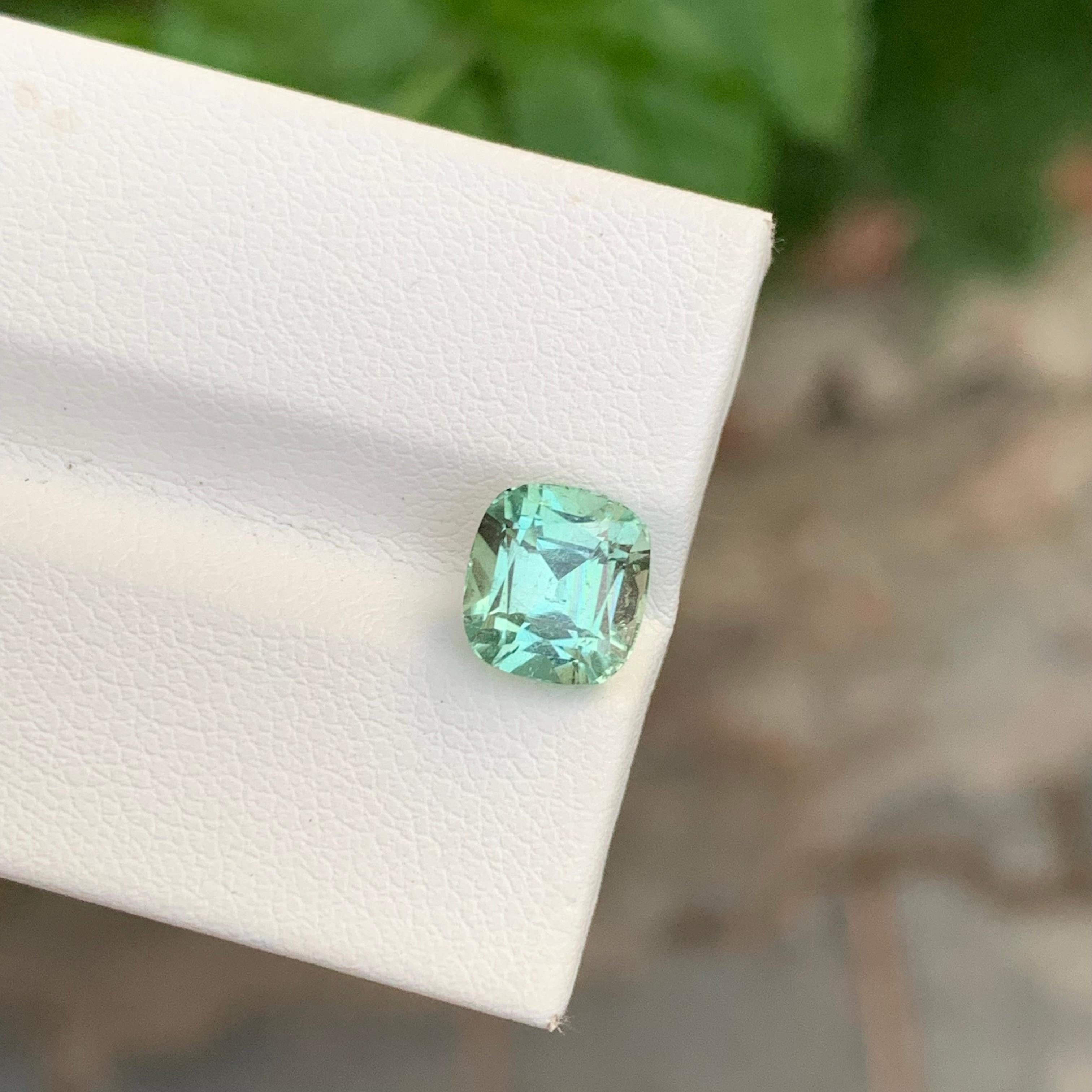 Arts and Crafts Tourmaline naturelle non sertie de 2,45 carats en forme de coussin pour bijoux en vente