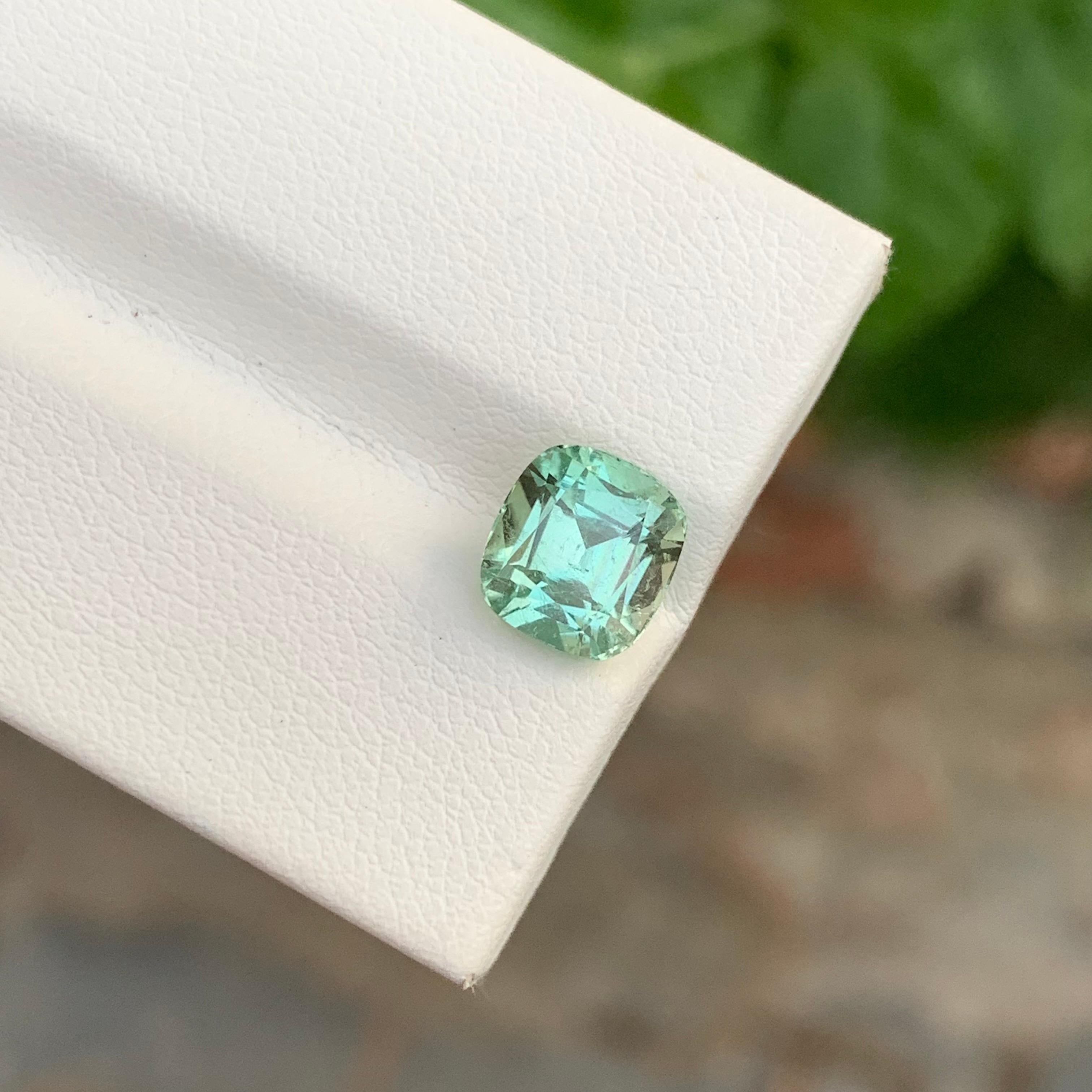 Taille coussin Tourmaline naturelle non sertie de 2,45 carats en forme de coussin pour bijoux en vente
