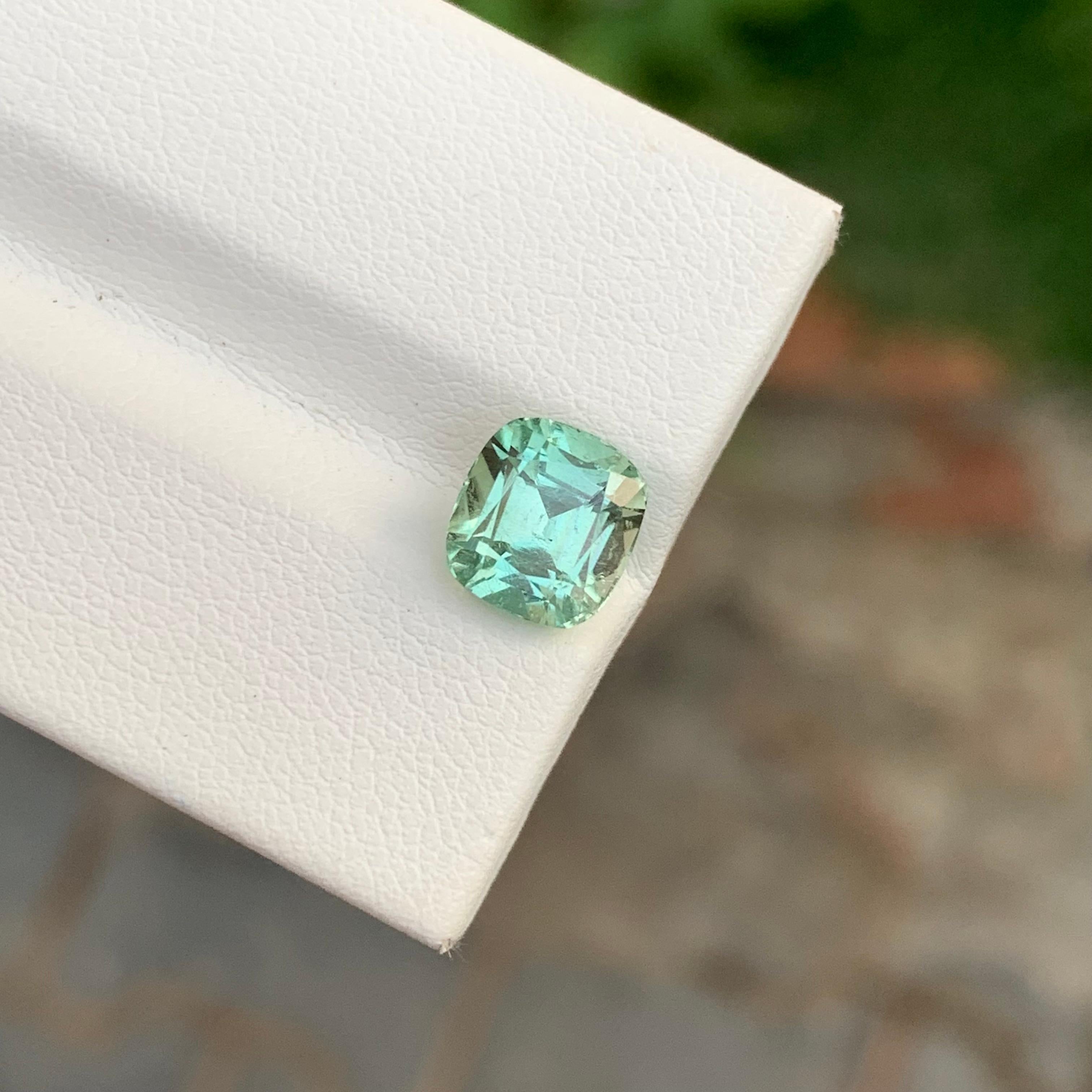 Tourmaline naturelle non sertie de 2,45 carats en forme de coussin pour bijoux en vente 1
