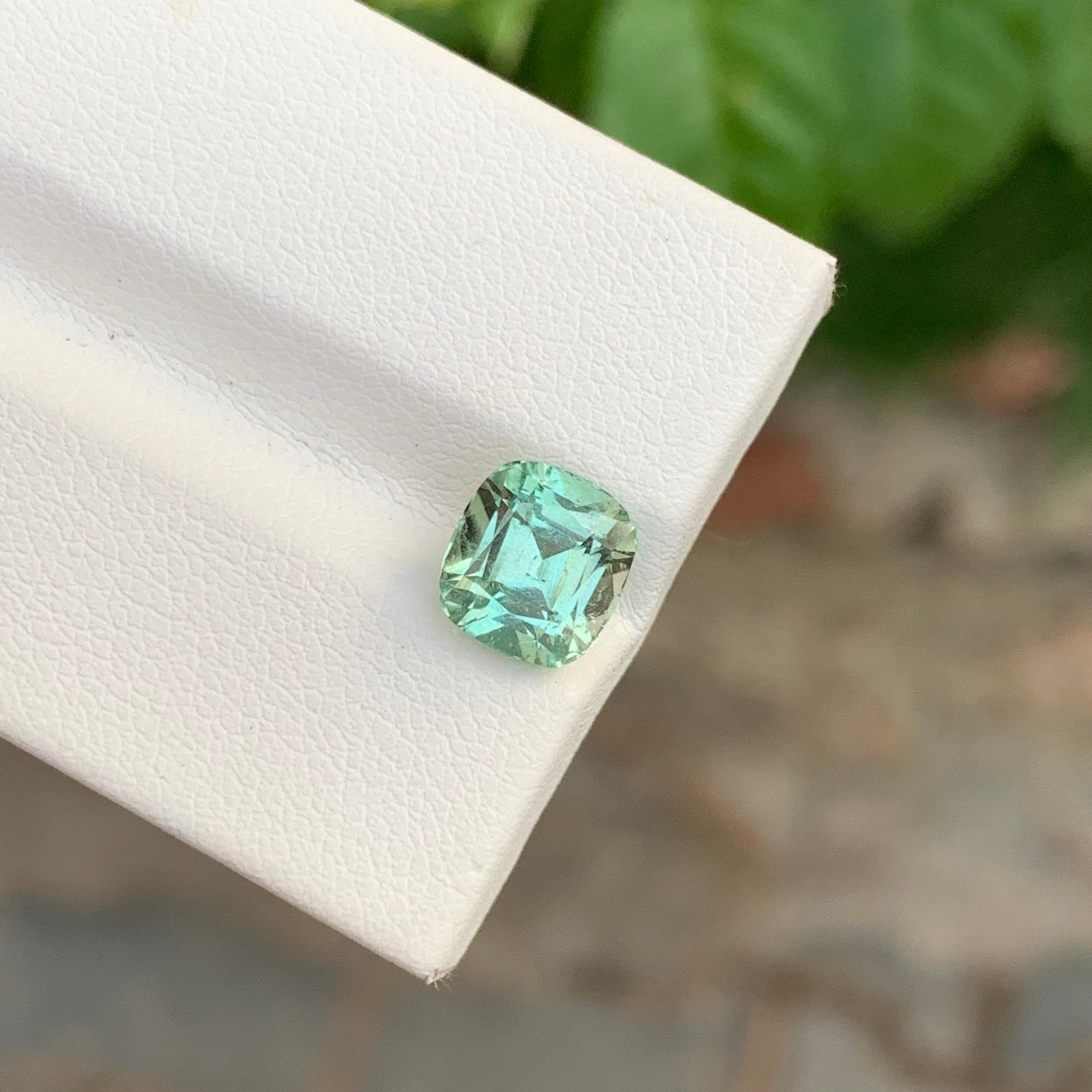 Tourmaline naturelle non sertie de 2,45 carats en forme de coussin pour bijoux en vente 3