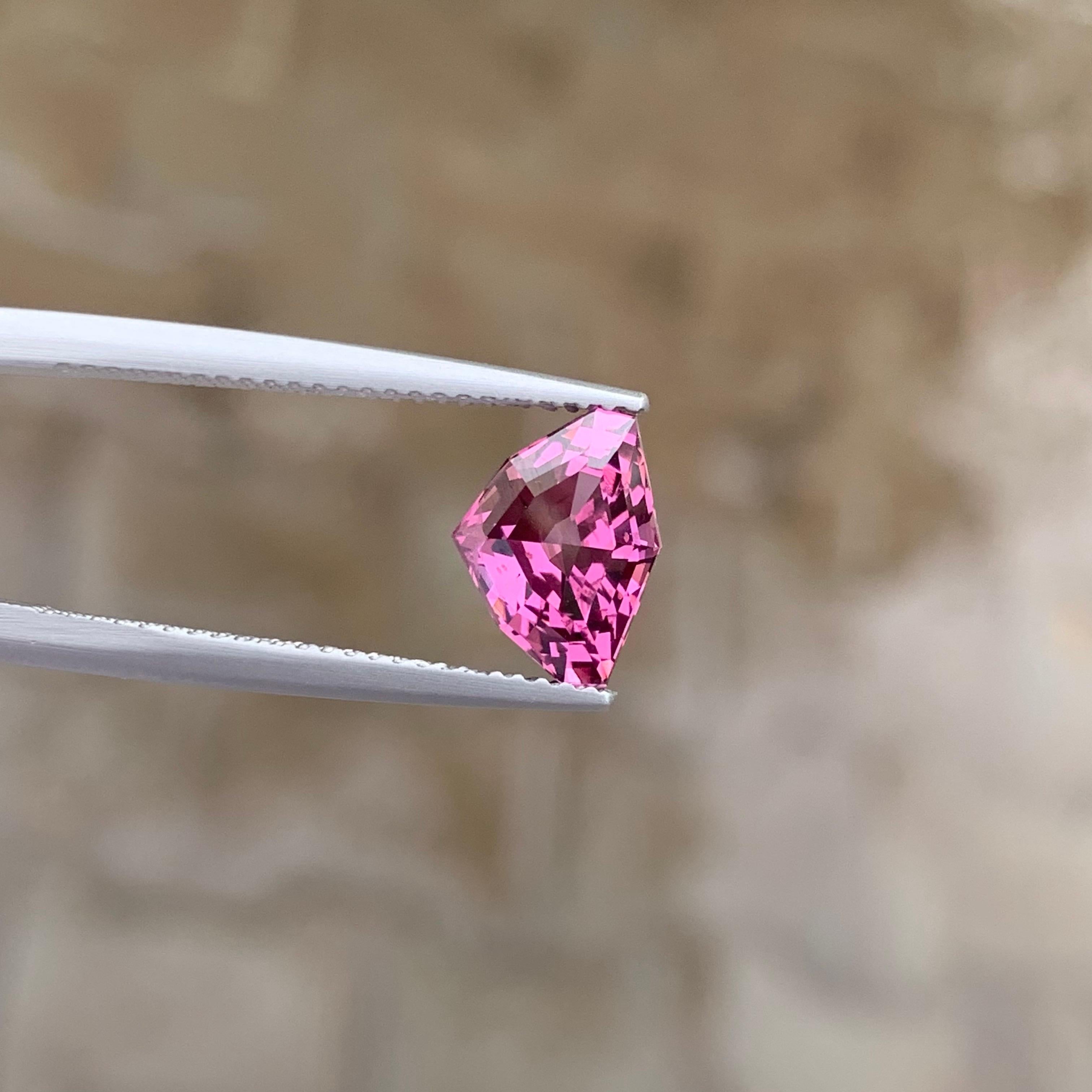 2.45 Carat Natural Loose Pink Spinel Bat Shape Gemstone From Tanzania In New Condition For Sale In Peshawar, PK