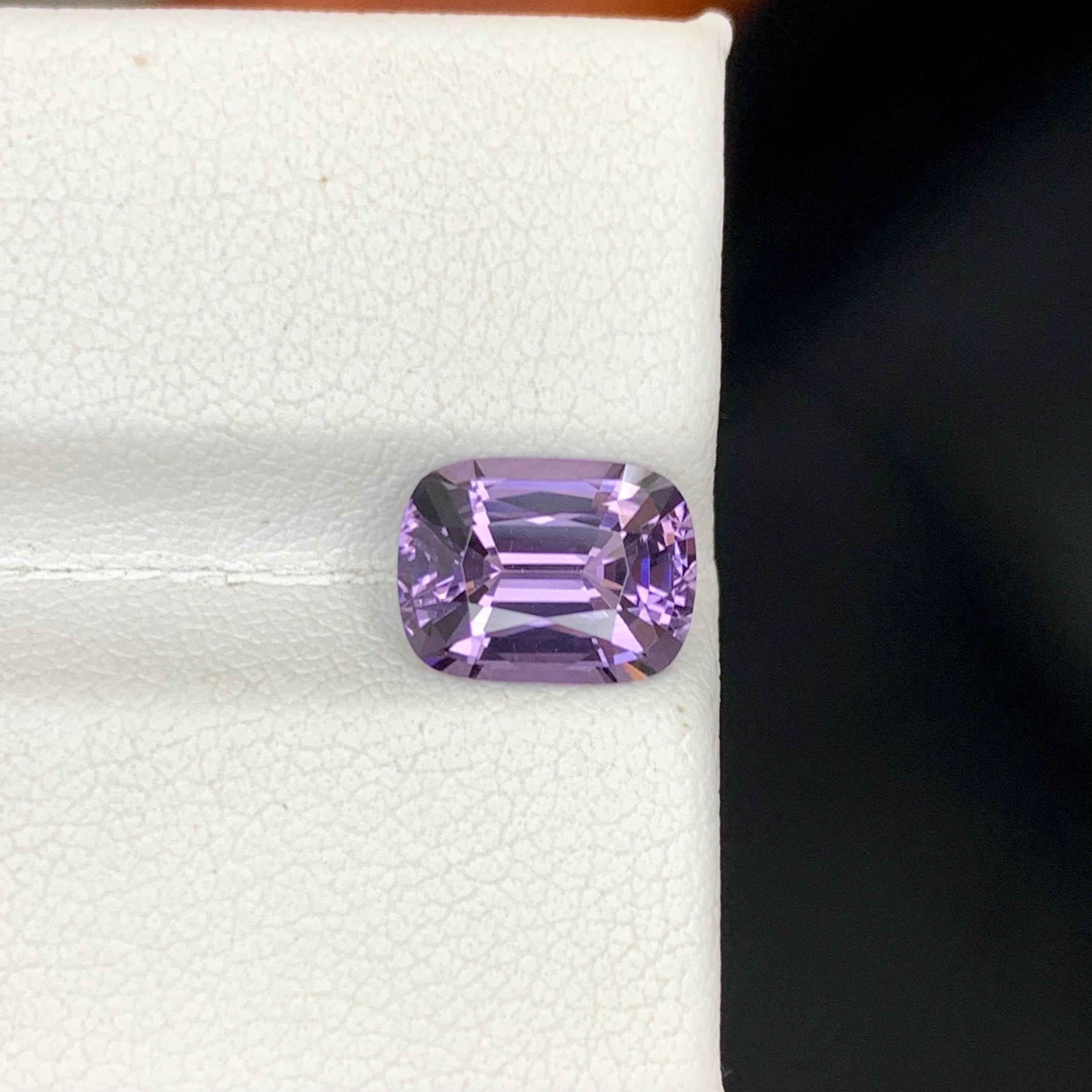 Peso 2,45 carati 
Dimensioni 9,2x6,9x4,7 mm
Trattamento Nessuno 
Origine Birmana 
Clarity Loup Clean 
Forma taglio cuscino 




Questo Spinello violaceo naturale sfuso da 2,45 carati mostra una straordinaria miscela di toni violacei e rosa-violacei,