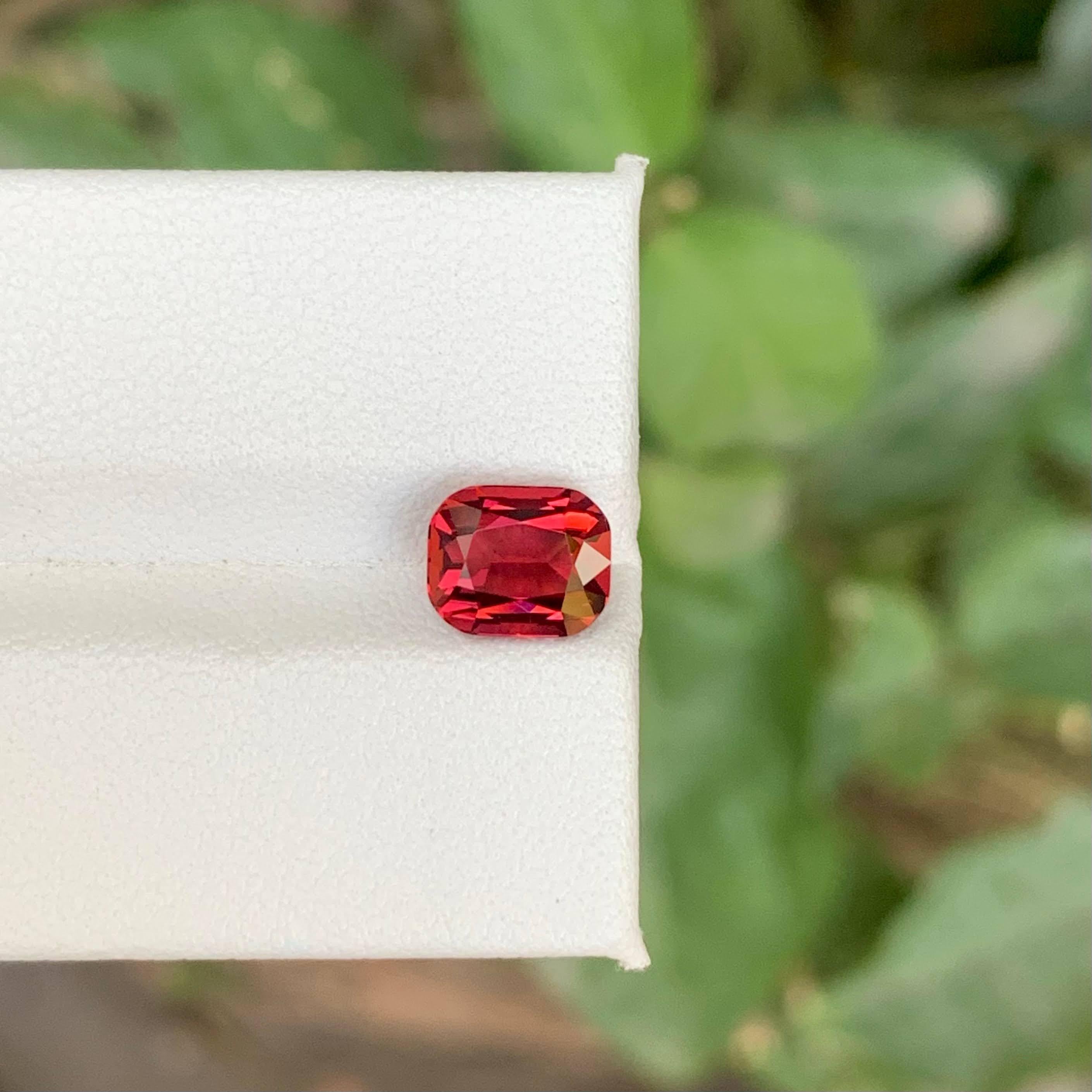 Peso 2,45 carati 
Dimensioni 7.6x6.3x5.1 mm
Trattamento Nessuno 
Origine Tanzania 
Chiarezza VVS 
Forma taglio cuscino 




Questo bellissimo granato rosso naturale da 2,45 carati presenta una tonalità rossa profonda e vivida con un'eccellente
