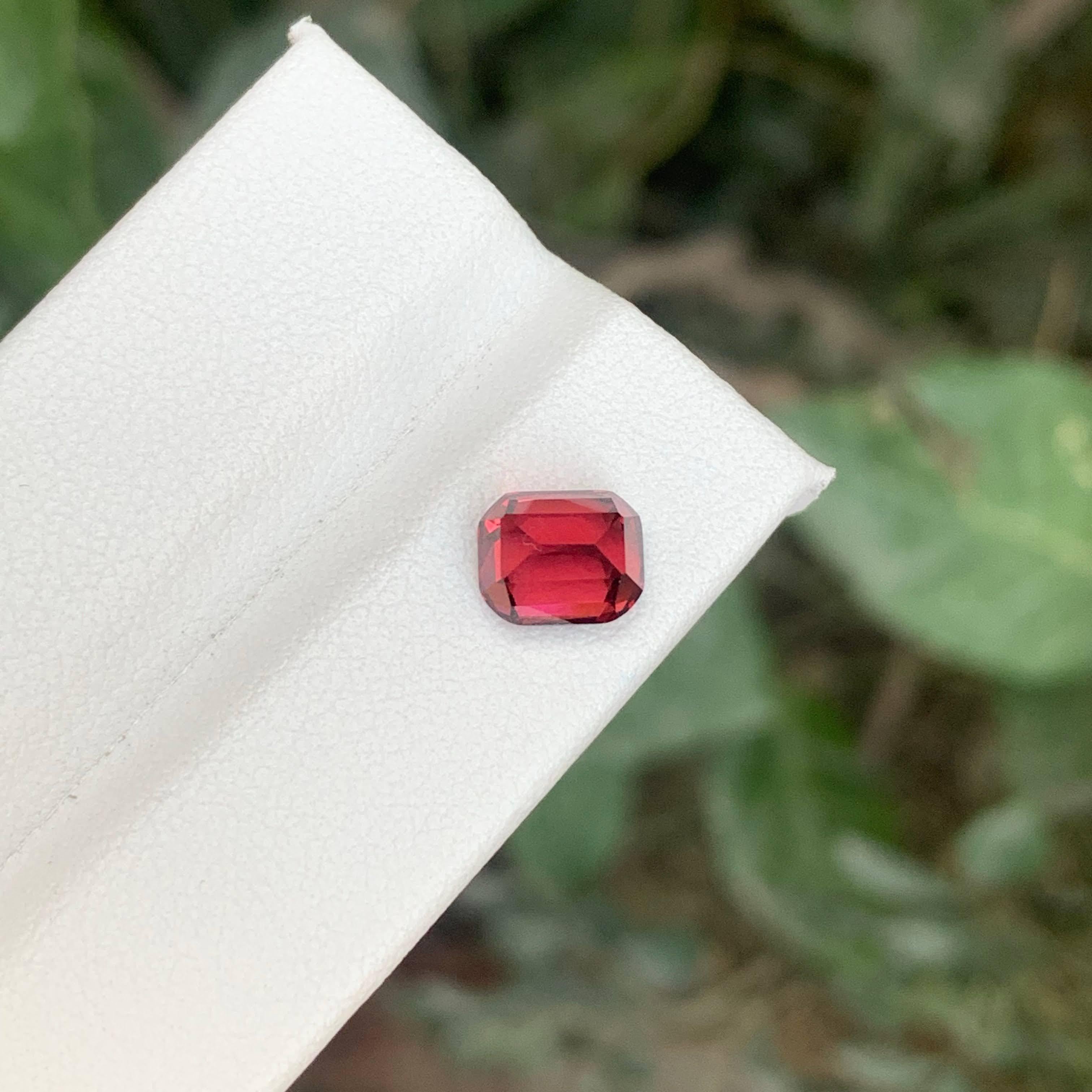 Moderno 2.45 carati di granato rosso naturale sciolto, pietra tagliata a cuscino, gemma della Tanzania in vendita