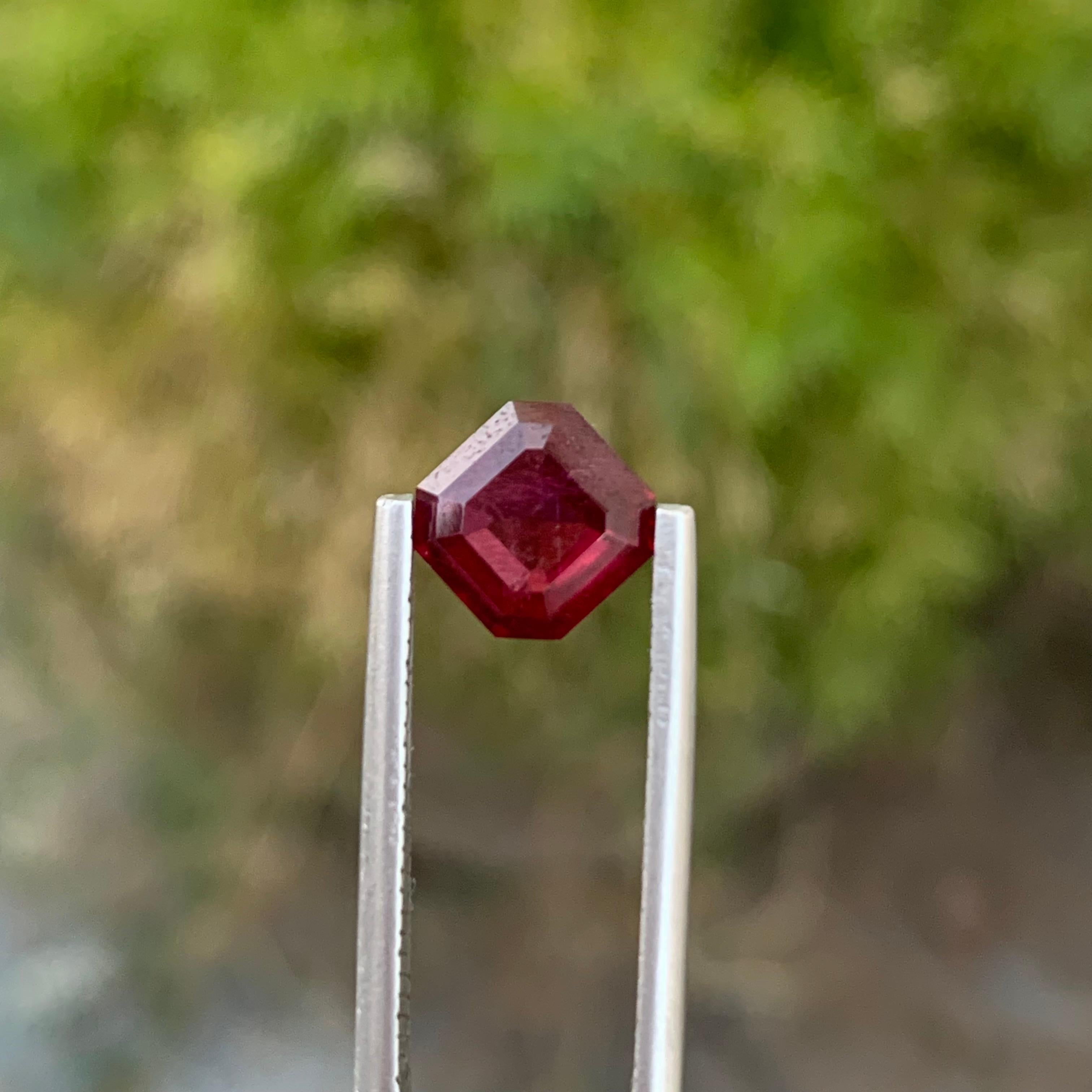 2,45 Karat natürliche lose Rhodolith Granat Quadrat Form Edelstein aus afrikanischen Mine (Carréeschliff) im Angebot