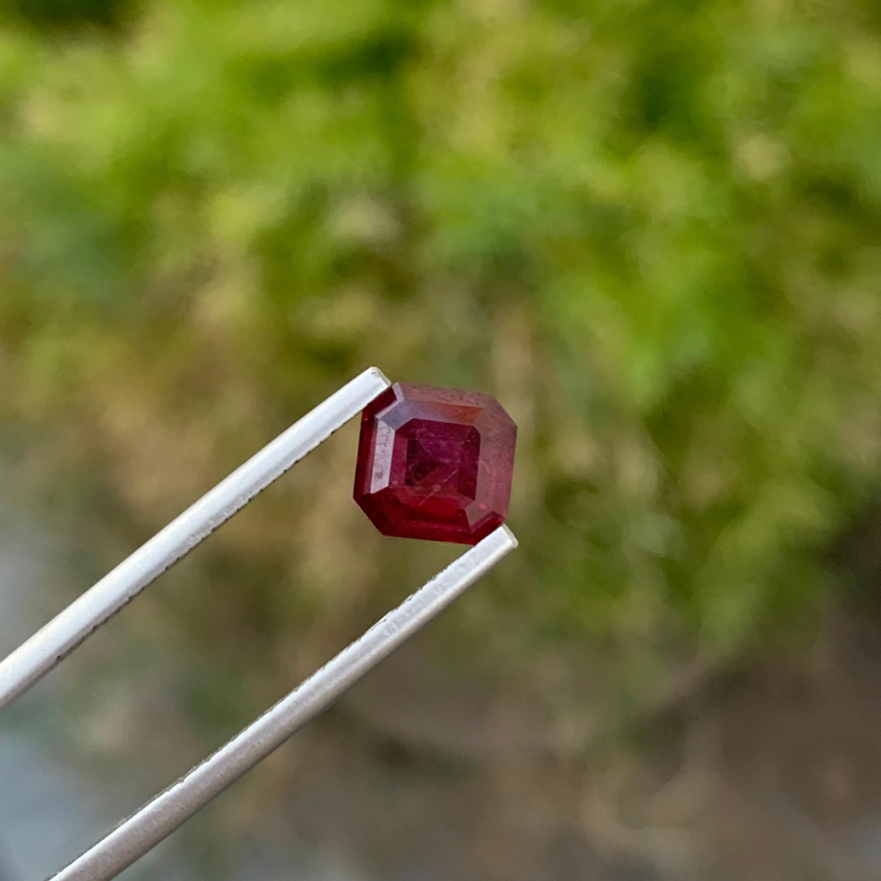 2,45 Karat natürliche lose Rhodolith Granat Quadrat Form Edelstein aus afrikanischen Mine im Zustand „Neu“ im Angebot in Peshawar, PK