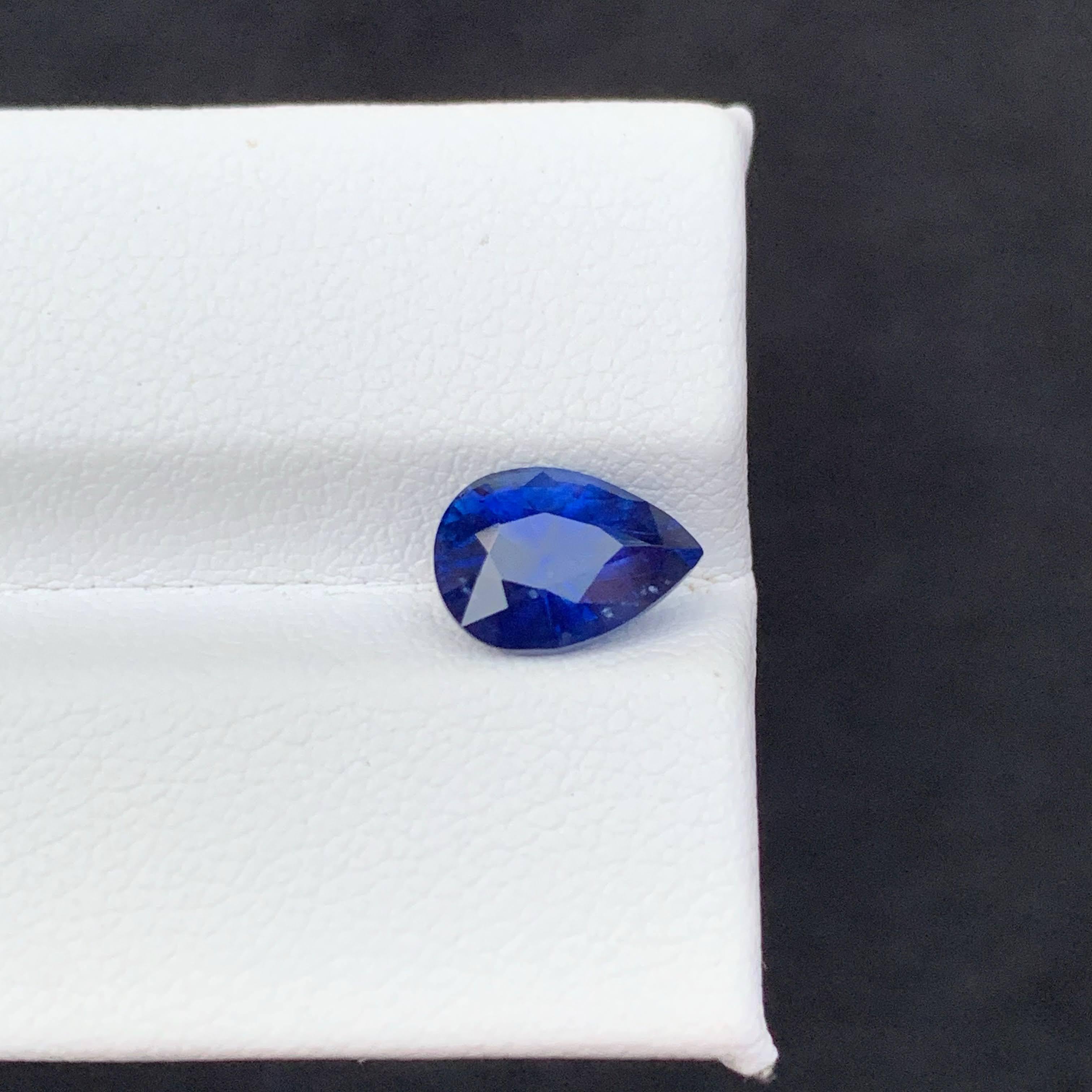 Gewicht 2,45 Karat 
Abmessungen 9,5x6,8x5,4 mm
Behandlung Keine 
Herkunft Sir Lankanisch 
Klarheit VVS 
Form Schnitt Birne 





Dieser lose königsblaue Natursaphir von 2,45 Karat hat einen satten, samtigen blauen Farbton und wurde fachmännisch in