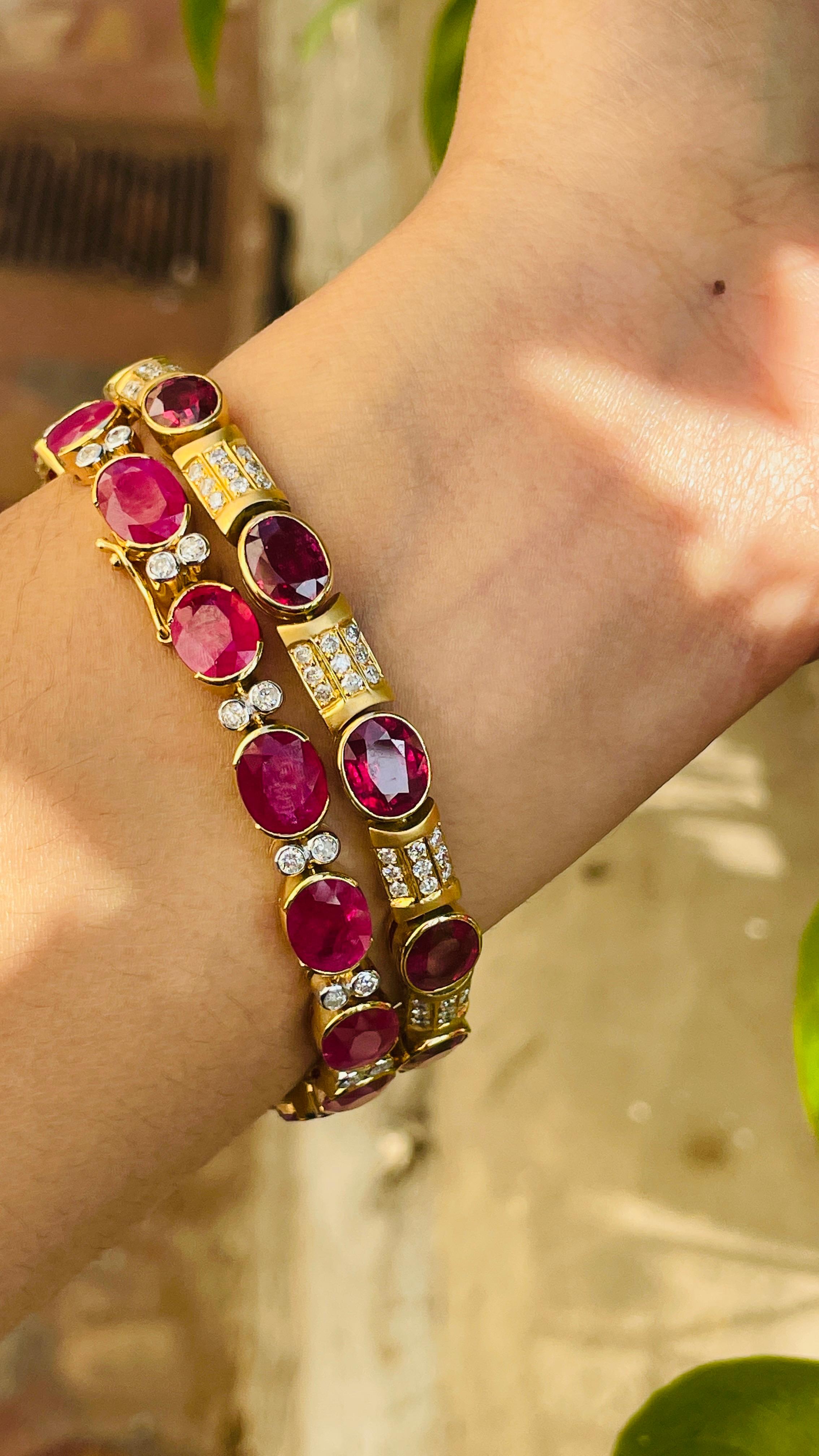 Moderne Bracelet créateur en or jaune 18 carats avec rubis naturel de 24,5 carats et diamants  en vente