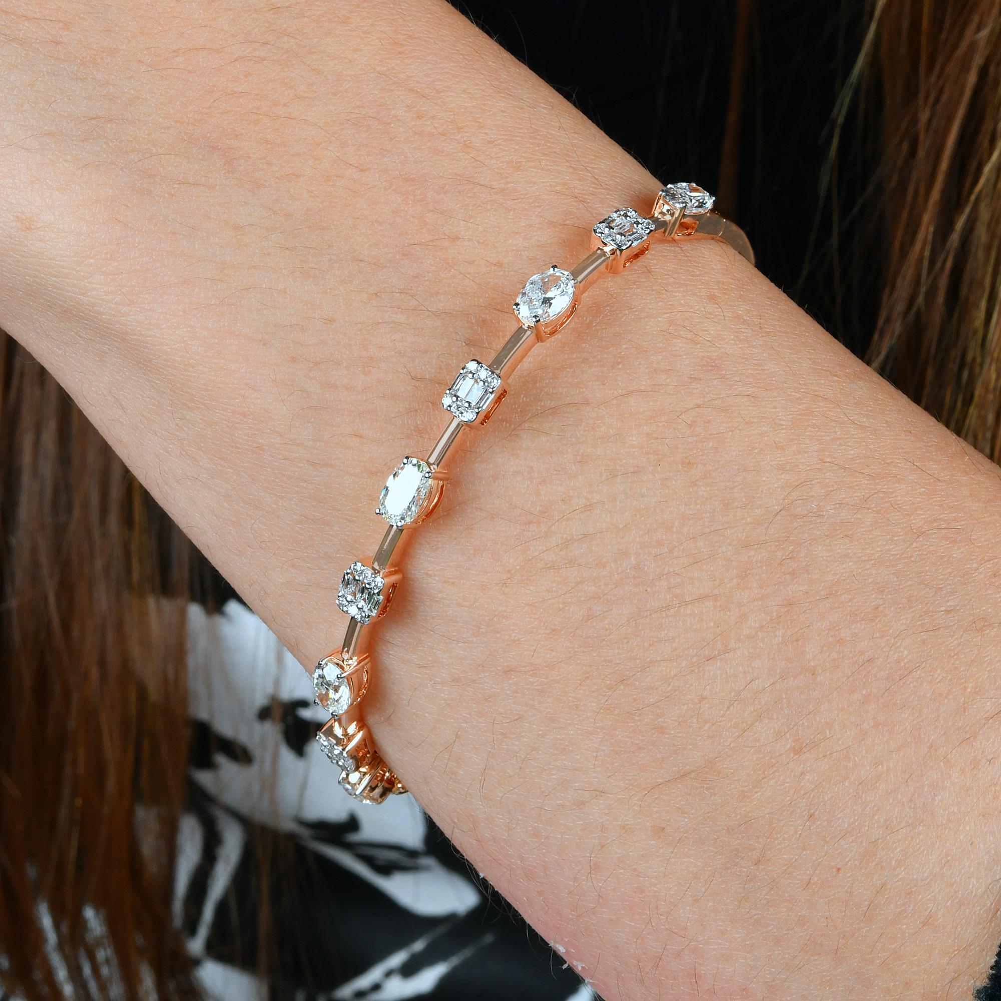 Pulsera de brazalete con estación de diamantes SI/H de 2,45 quilates Oro rosa de 14 quilates Joyería fina Este brazalete presenta un diseño de estación de diamantes minimalista y maravillosamente moderno. La pulsera está adornada con motivos