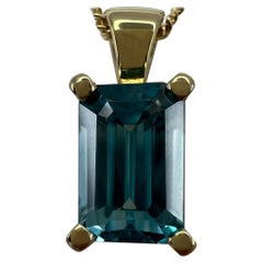 Collana con ciondolo in oro giallo 18k da 2,45 carati con zircone blu vivo taglio smeraldo