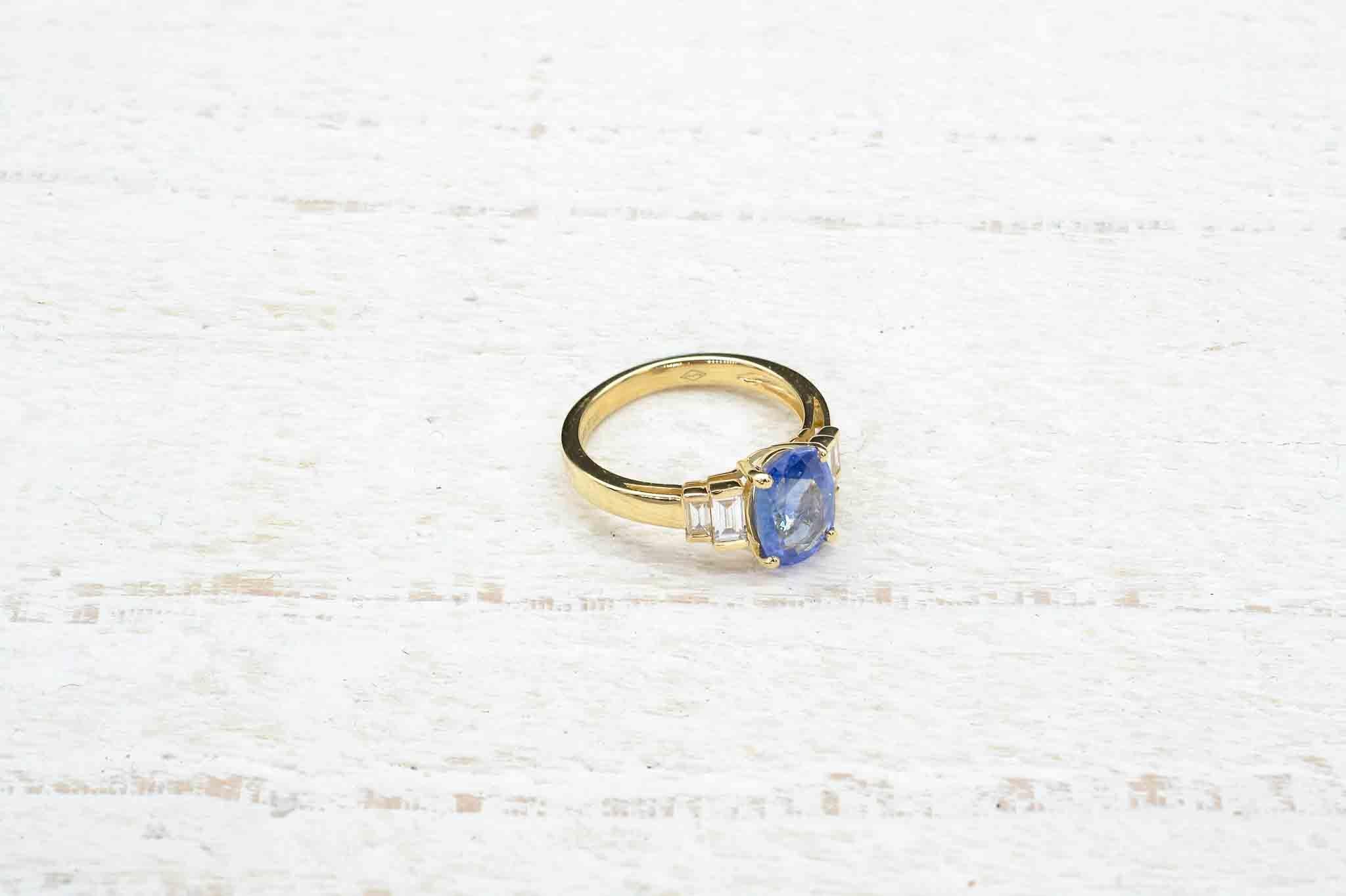 Oval Cut 2.45 carats Ceylon Sapphire and baguette diamonds ring For Sale