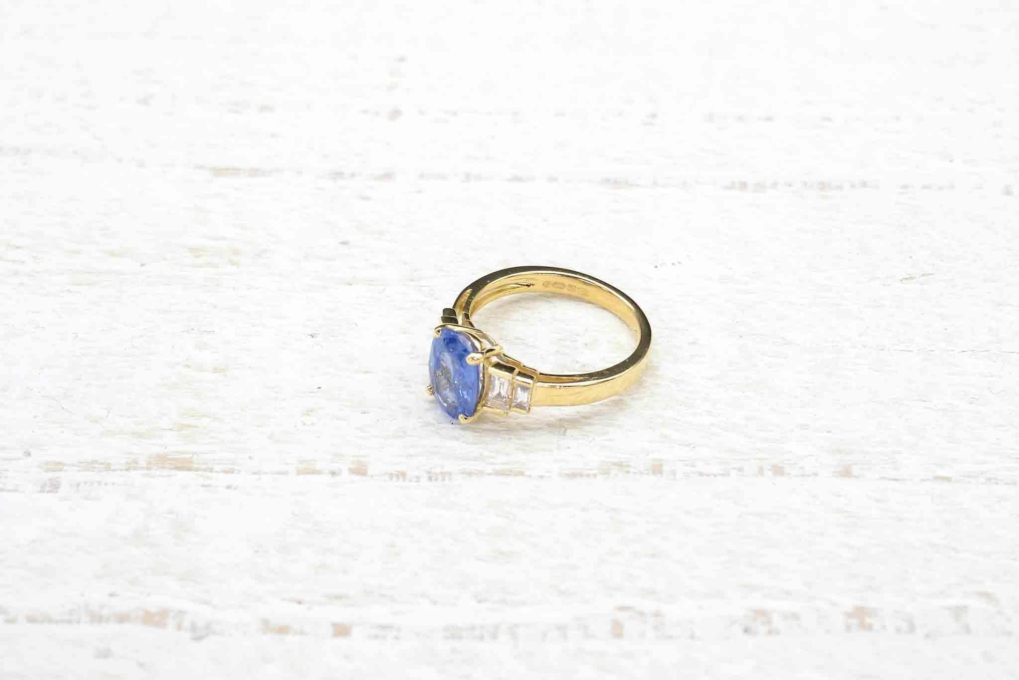 2.45 carats Ceylon Sapphire and baguette diamonds ring In Good Condition For Sale In PARIS, FR