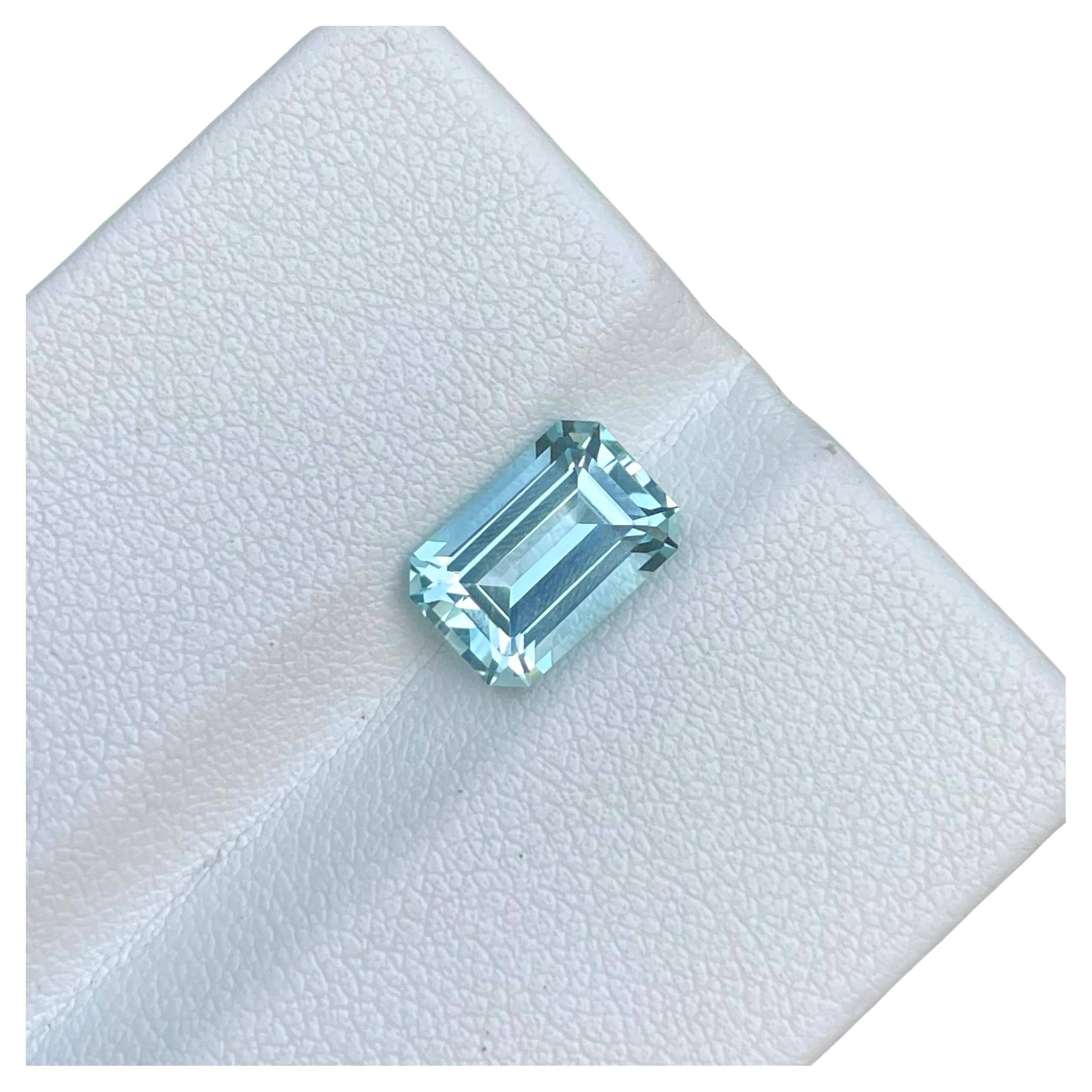Modern 2.45 carats Light Blue Loose Aquamarine Emerald Cut Natural Nigerian Gemstone For Sale
