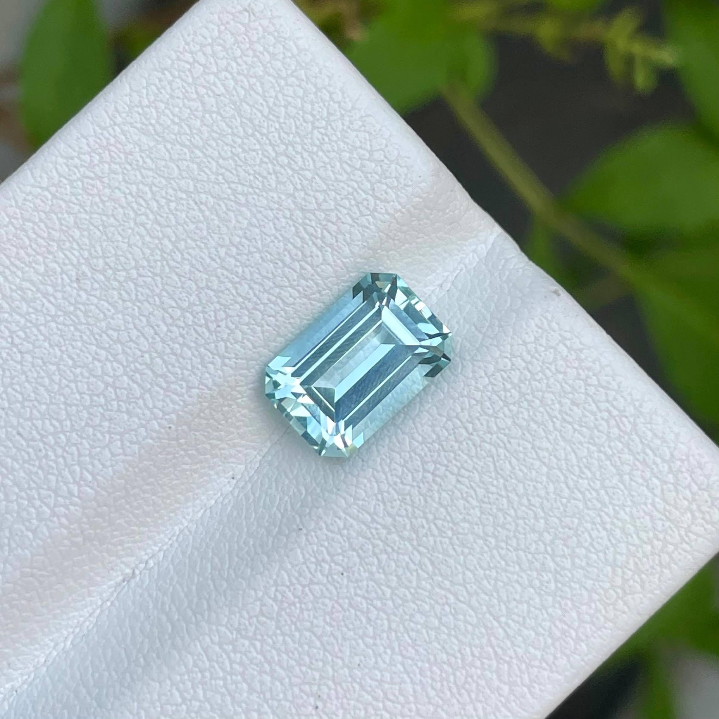 Women's or Men's 2.45 carats Light Blue Loose Aquamarine Emerald Cut Natural Nigerian Gemstone For Sale