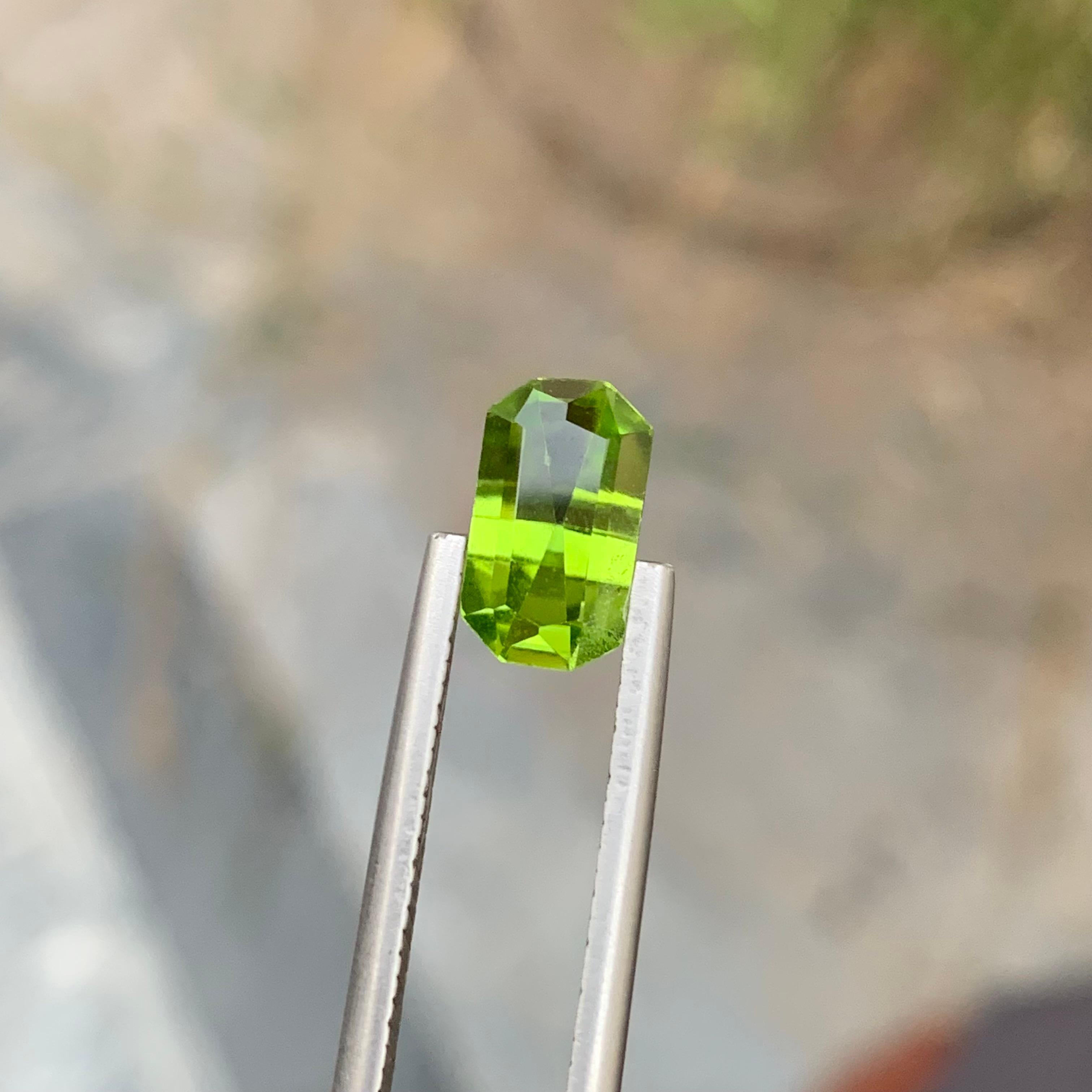 Arts and Crafts 2.45 Carats Natural Loose Emerald Shape Apple Green Peridot Gem For Ring  For Sale