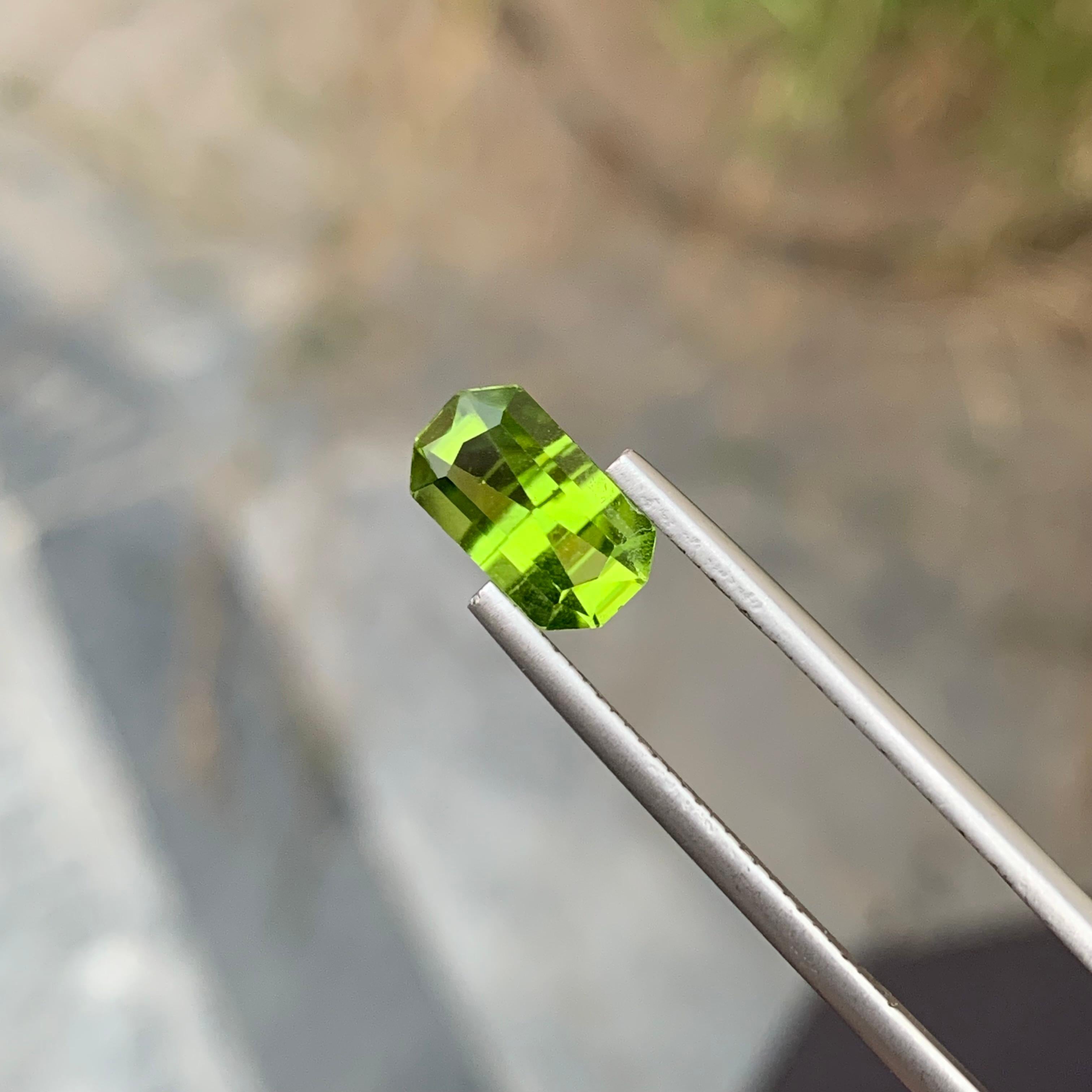 2.45 Carats Natural Loose Emerald Shape Apple Green Peridot Gem For Ring  In New Condition For Sale In Peshawar, PK