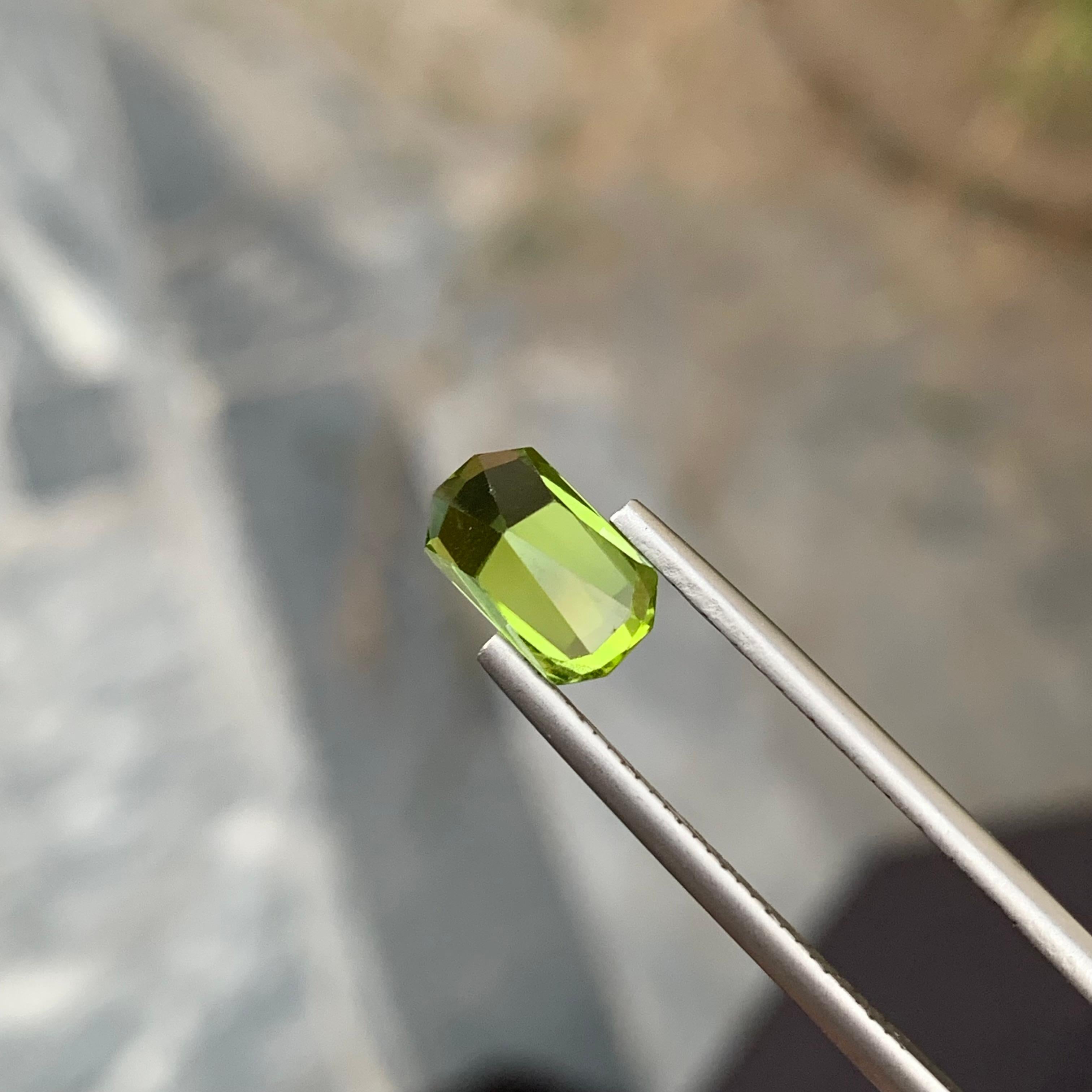 2.45 Carats Natural Loose Emerald Shape Apple Green Peridot Gem For Ring  For Sale 2