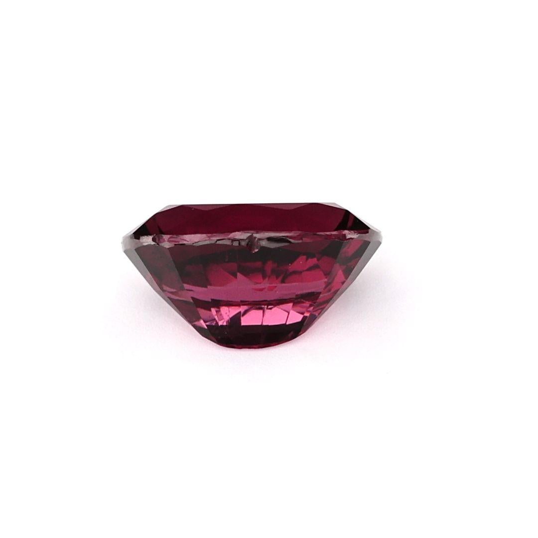 2.45 Carats Natural Pinkish Red Garnet Gemstone In New Condition For Sale In Makola, LK