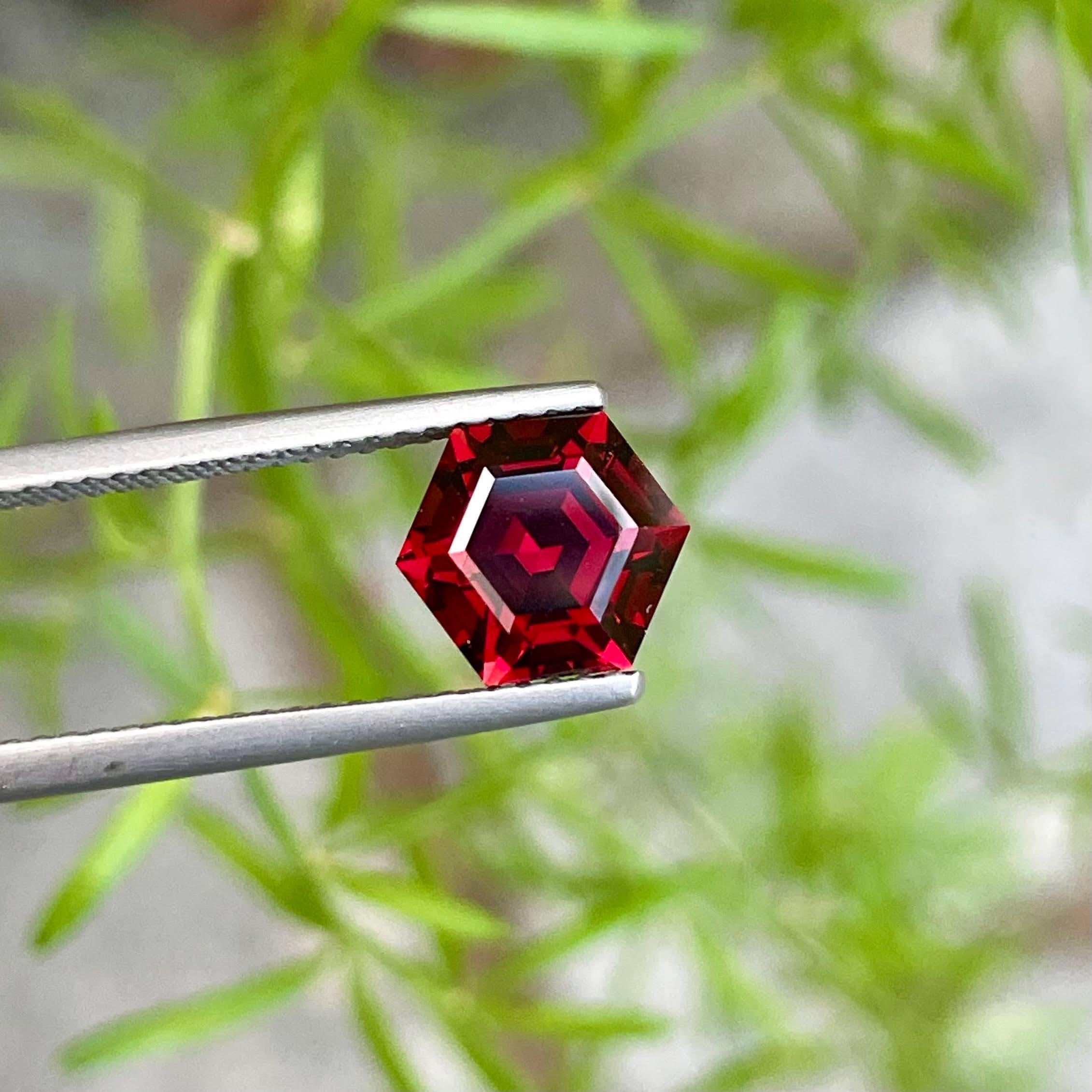 2.45 Carats Red Loose Garnet Stone Hexagon Cut Natural African Gemstone In New Condition For Sale In Bangkok, TH