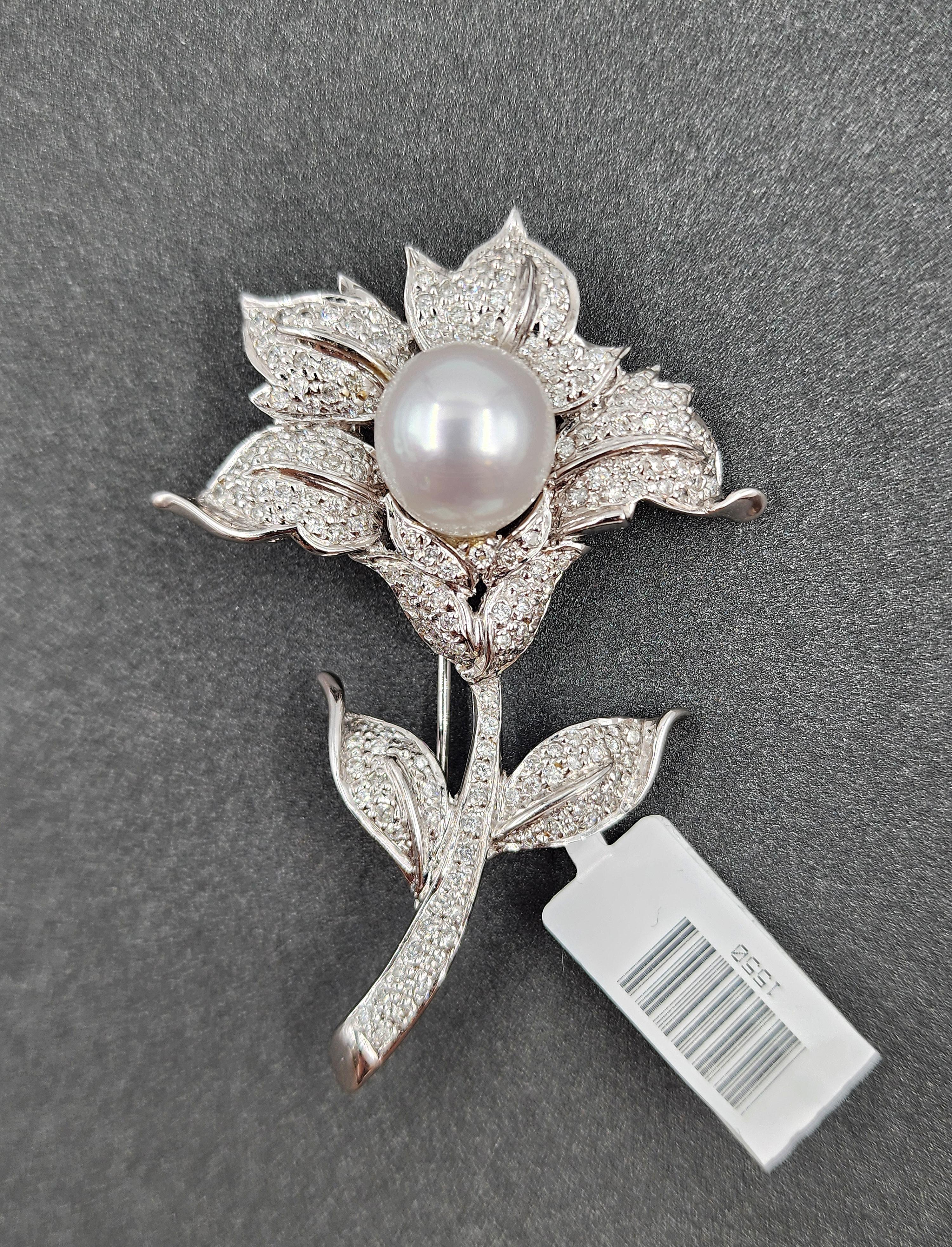 Questa bellissima spilla con diamanti e perle presenta una perla di 11 mm al centro del fiore. Intorno alla perla ci sono 175 diamanti che vantano un colore F/G e una purezza SI1/SI2. Realizzata in oro bianco 18 carati, questa spilla sarà