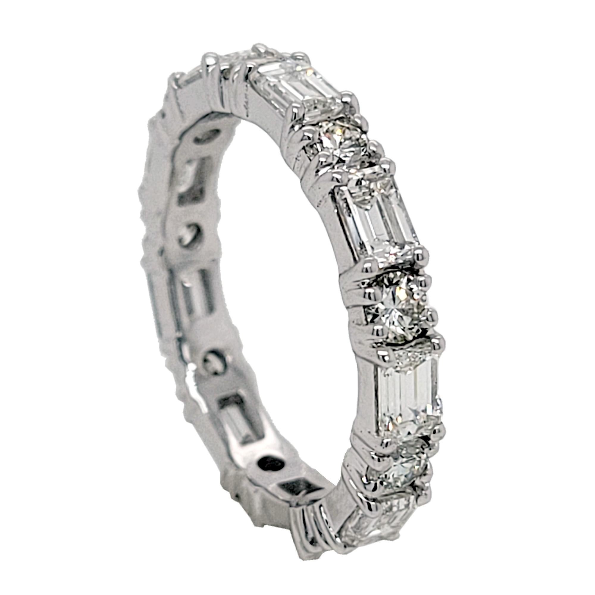 Anillo de eternidad de oro de 18 quilates con diamante brillante redondo y talla esmeralda de 2,45 quilates en Nuevo estado para la venta en Los Angeles, CA