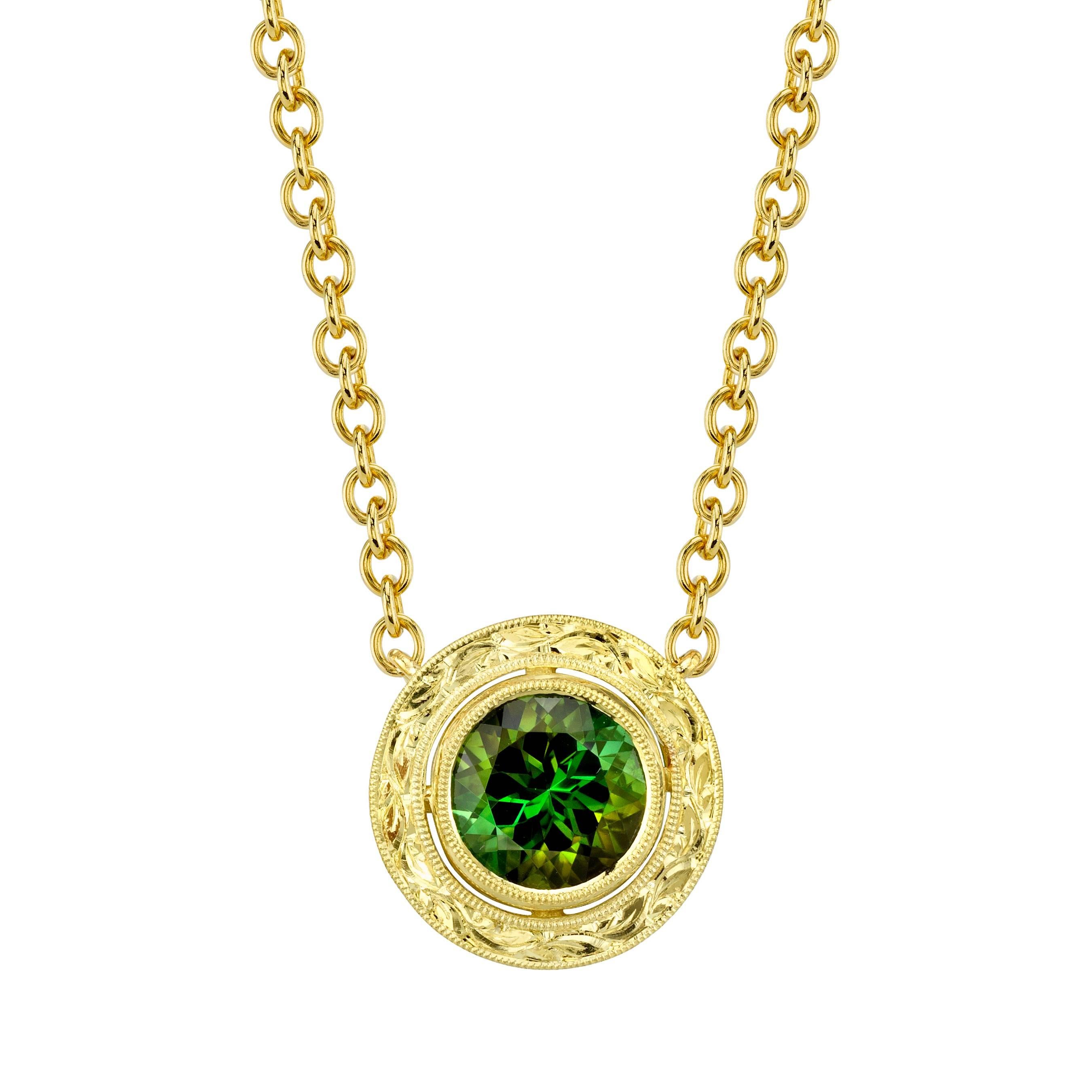 Green Tourmaline and Engraved Yellow Gold Bezel Necklace, 2.45 Carats In New Condition For Sale In Los Angeles, CA