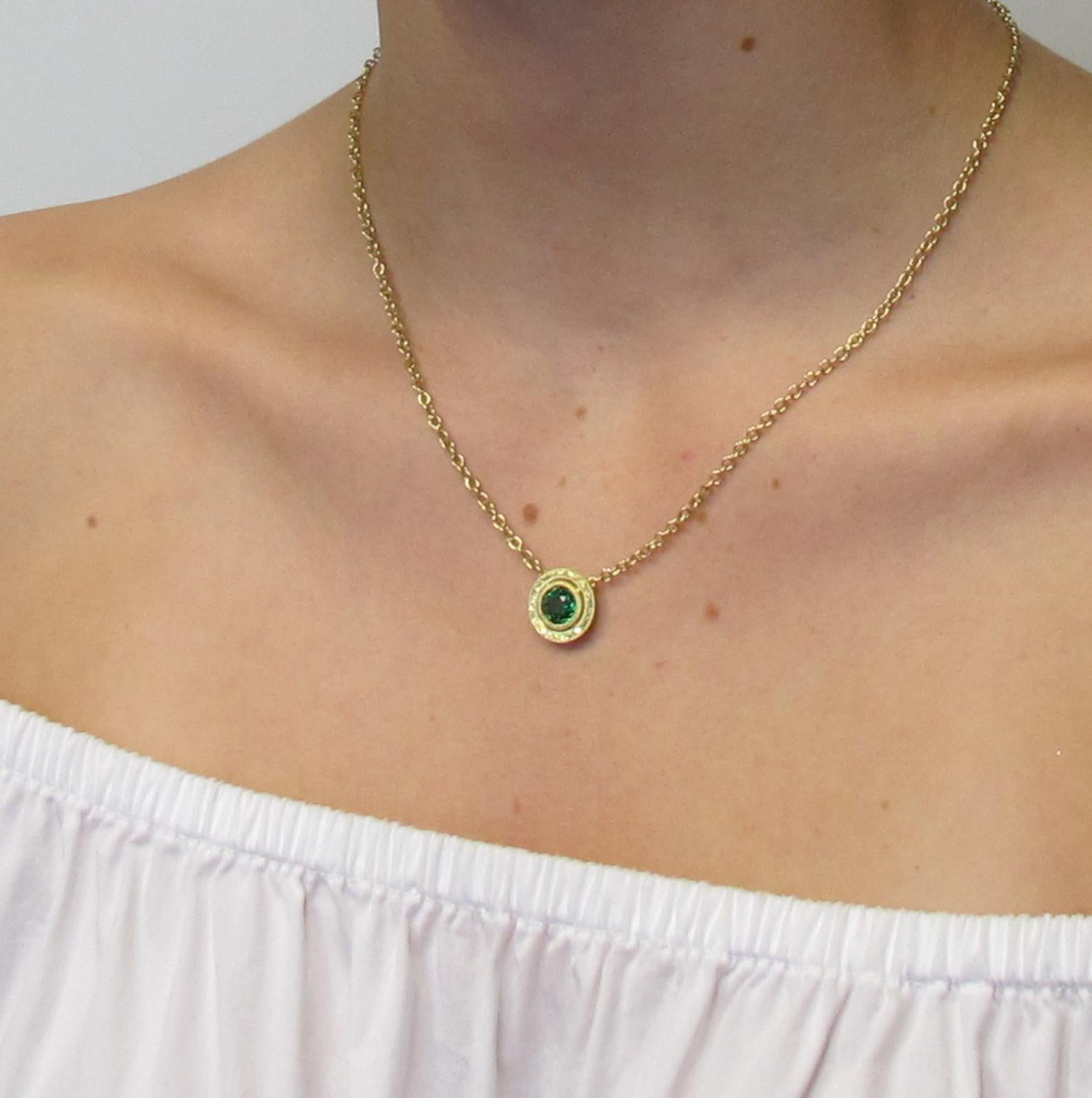 Green Tourmaline and Engraved Yellow Gold Bezel Necklace, 2.45 Carats For Sale 1