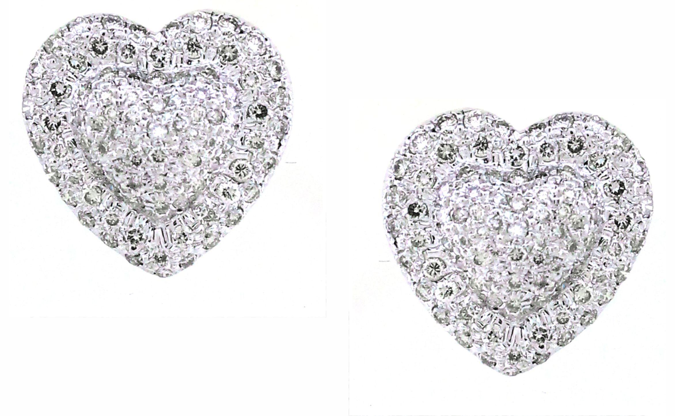 Questo incantevole set di ciondoli, ispirato all'intramontabile simbolo dei cuori, emana romanticismo ed eleganza. La parure comprende un paio di orecchini e un ciondolo abbinato, tutti meticolosamente realizzati in oro bianco 18 carati con un peso