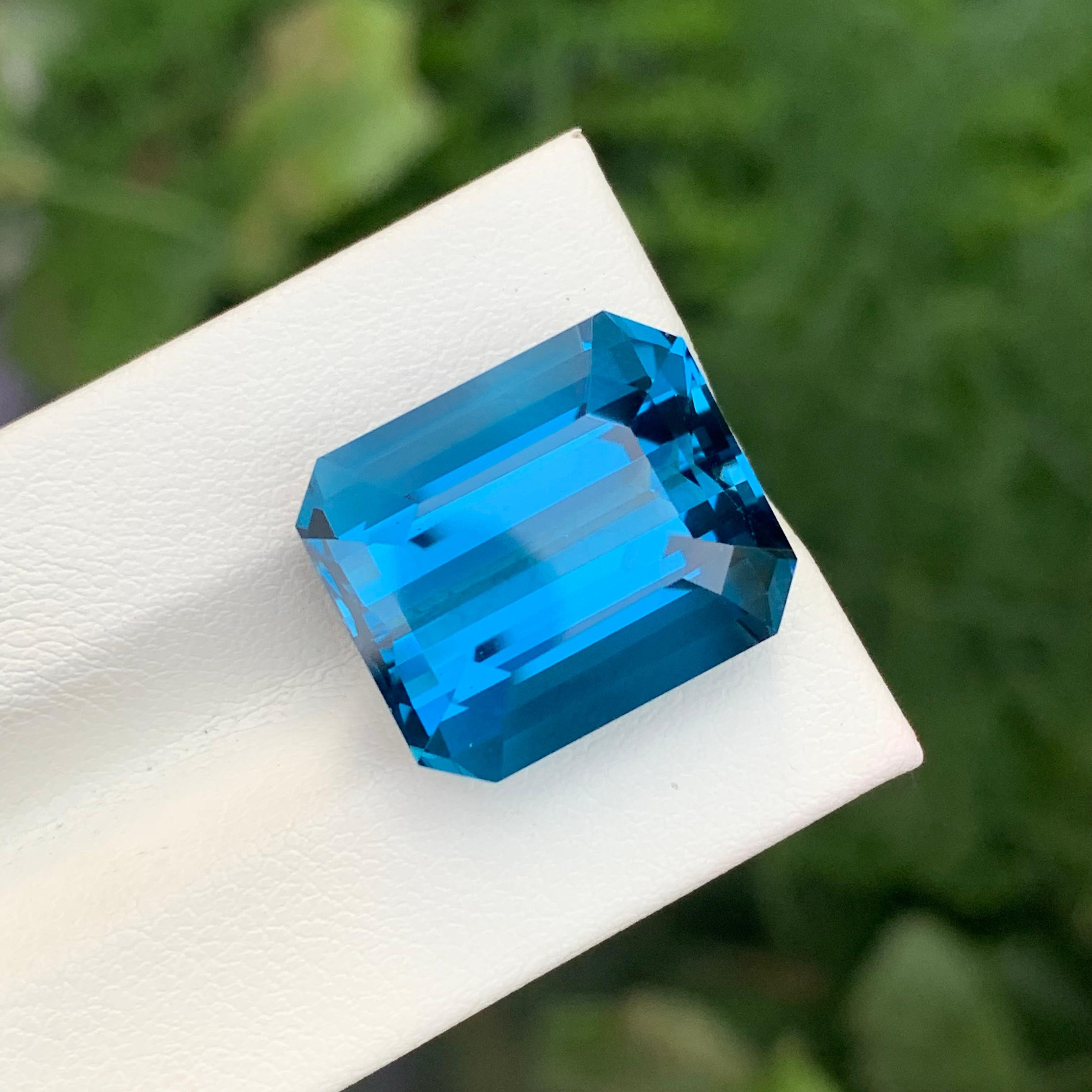 Loser Londoner Blautopas

Gewicht: 24,50 Karat
Abmessung: 16.6 x 14.1 x 10.6 Mm
Herkunft: Brasilien
Die Form: Smaragd 
Farbe: Tiefblau
Zertifikat: Auf Kundenwunsch

Der Londoner Blautopas ist eine faszinierende Topasvarietät, die für ihre tiefe und