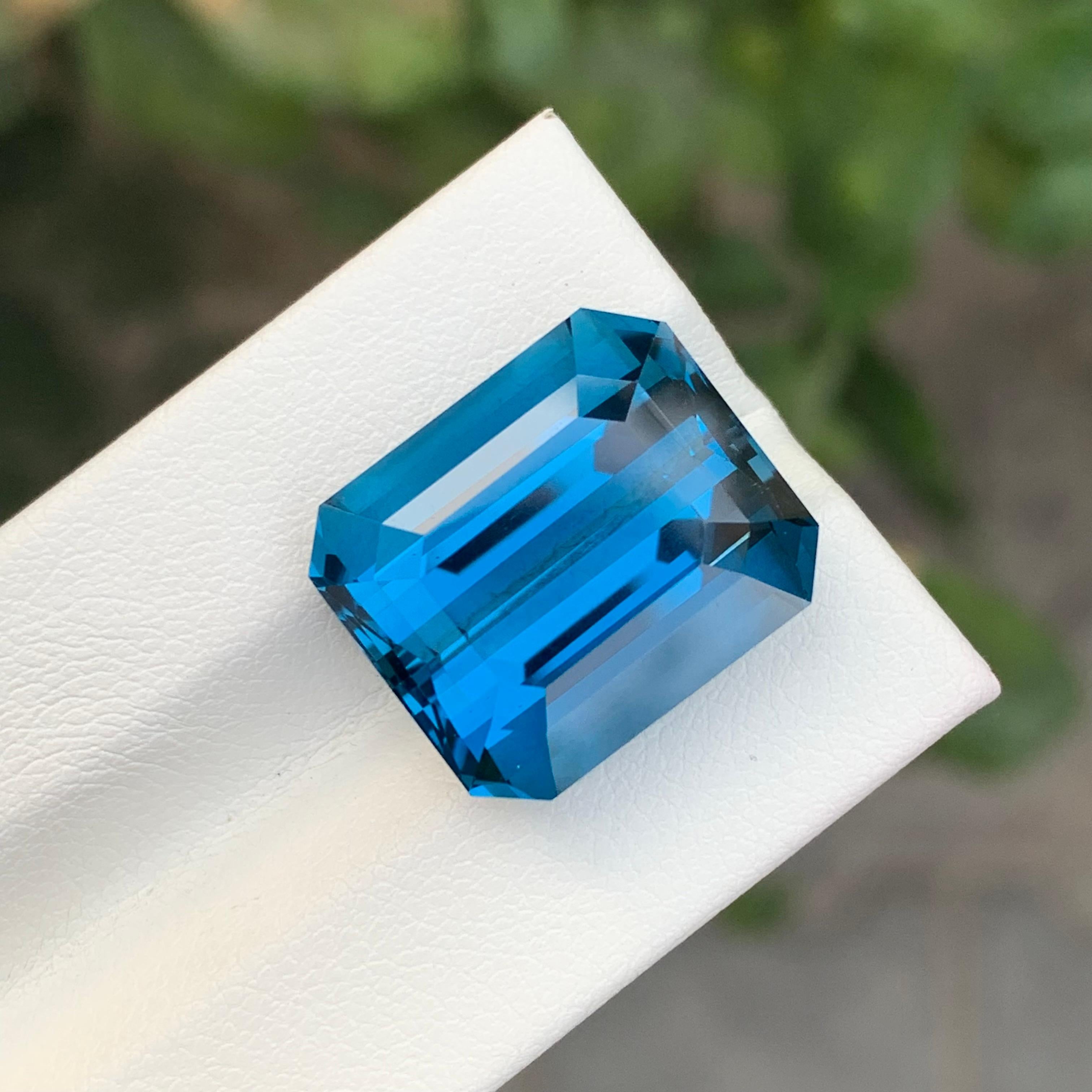 24,50 Karat Atemberaubender loser Londoner Blautopas in Smaragdform Edelstein (Arts and Crafts) im Angebot