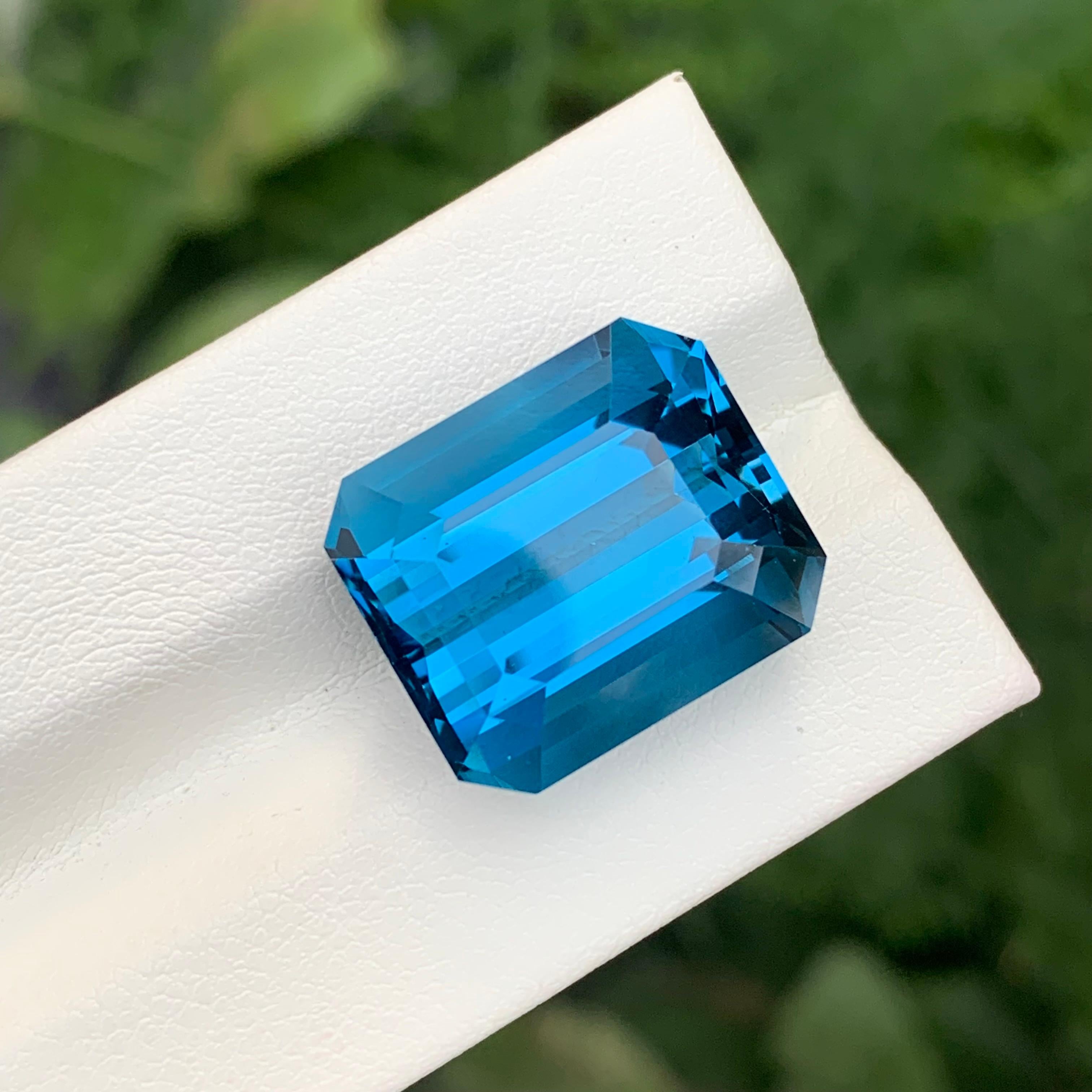 24,50 Karat Atemberaubender loser Londoner Blautopas in Smaragdform Edelstein (Smaragdschliff) im Angebot