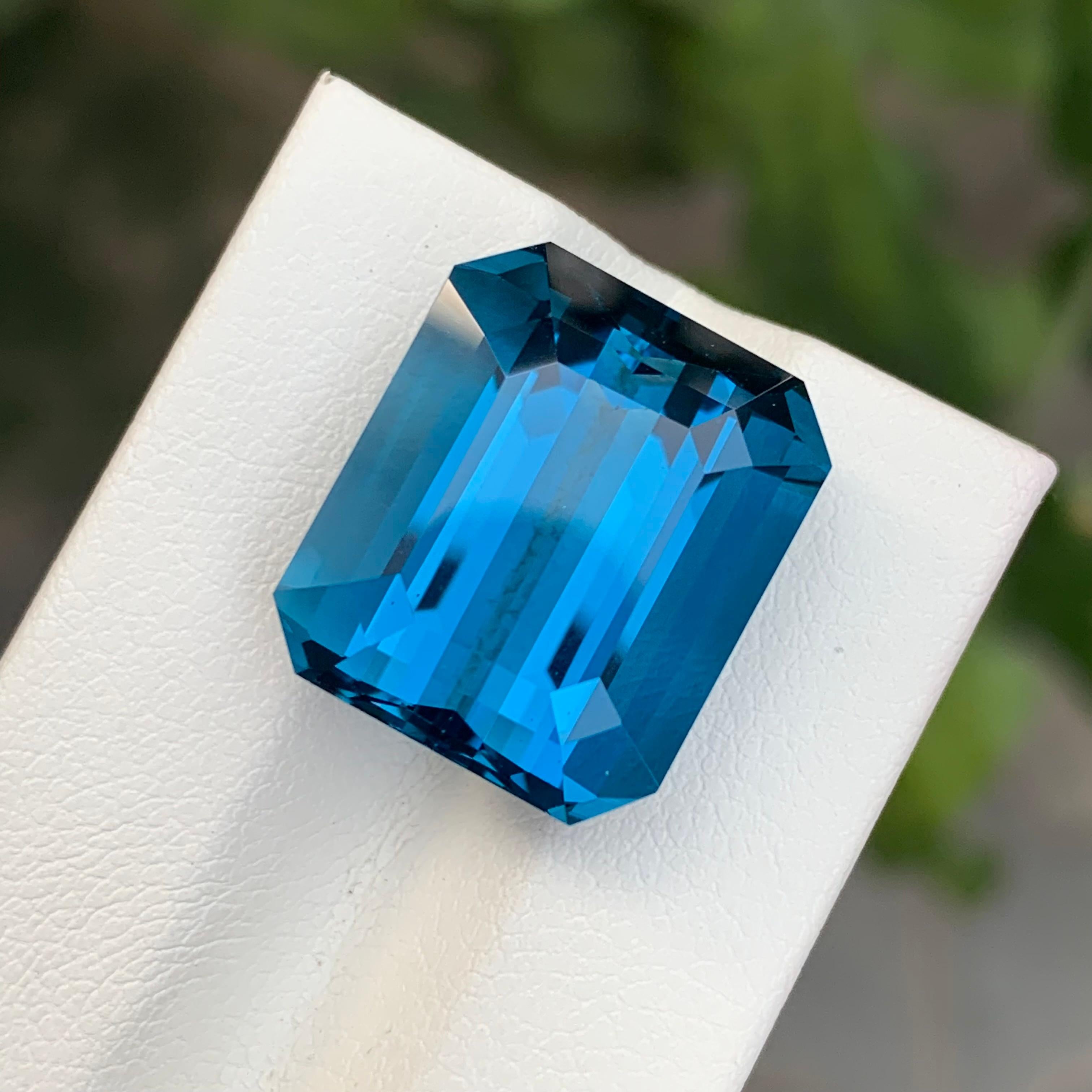 24,50 Karat Atemberaubender loser Londoner Blautopas in Smaragdform Edelstein im Zustand „Neu“ im Angebot in Peshawar, PK