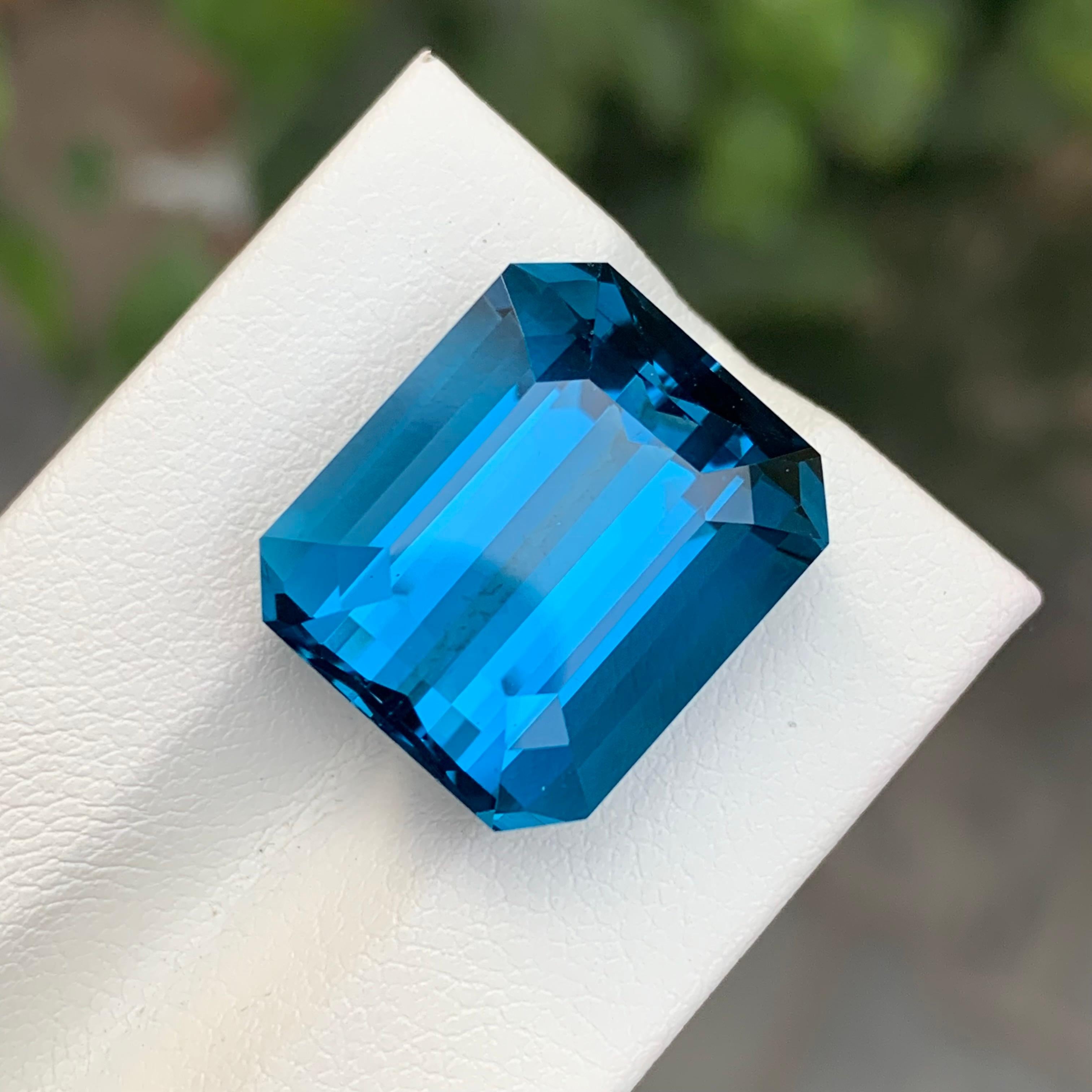 24,50 Karat Atemberaubender loser Londoner Blautopas in Smaragdform Edelstein für Damen oder Herren im Angebot