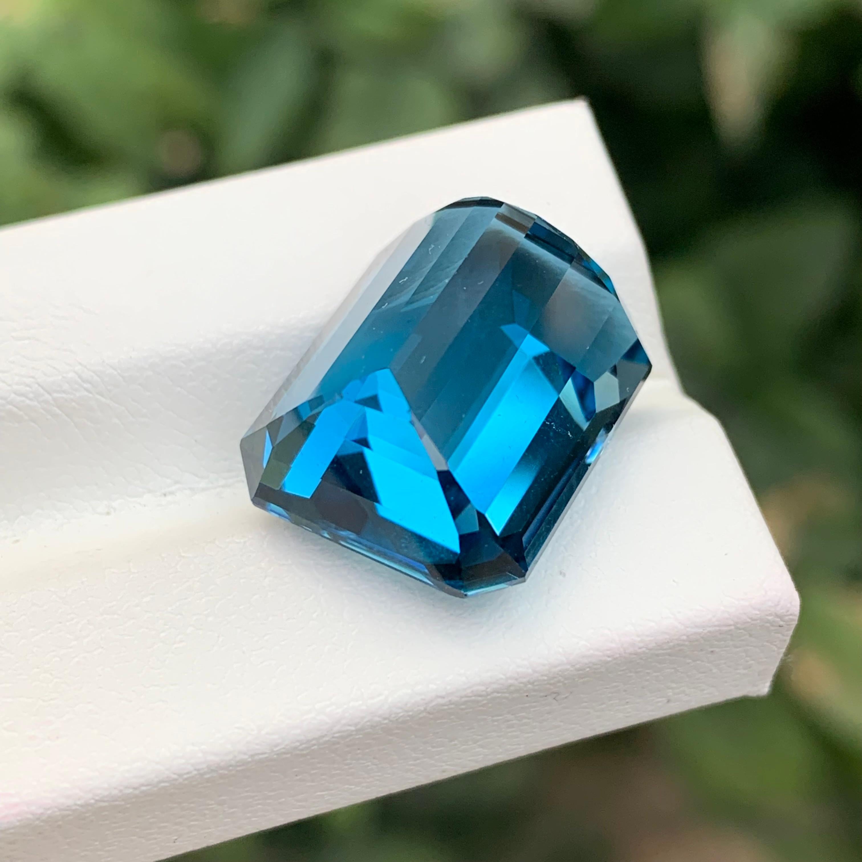 24,50 Karat Atemberaubender loser Londoner Blautopas in Smaragdform Edelstein im Angebot 1