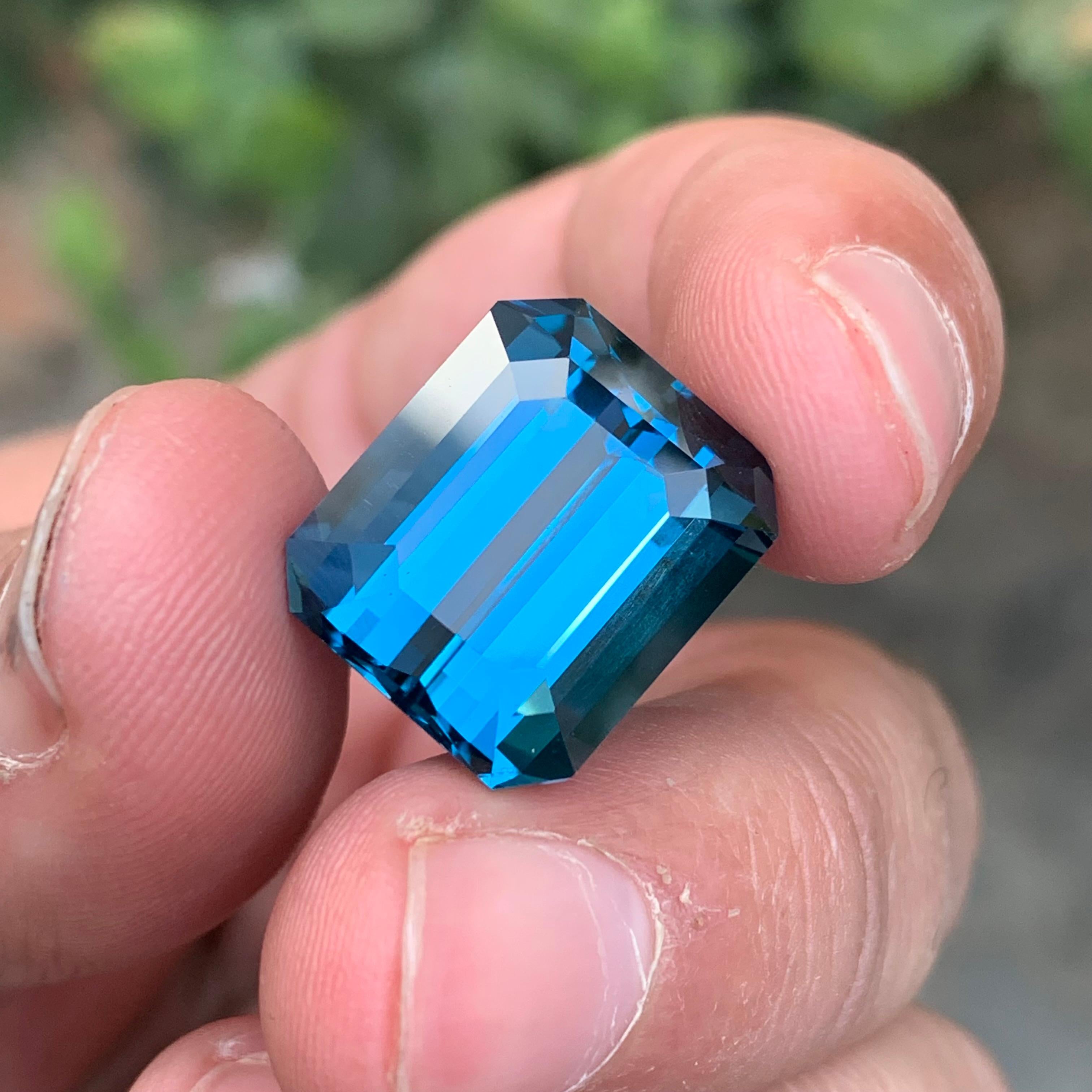24,50 Karat Atemberaubender loser Londoner Blautopas in Smaragdform Edelstein im Angebot 3