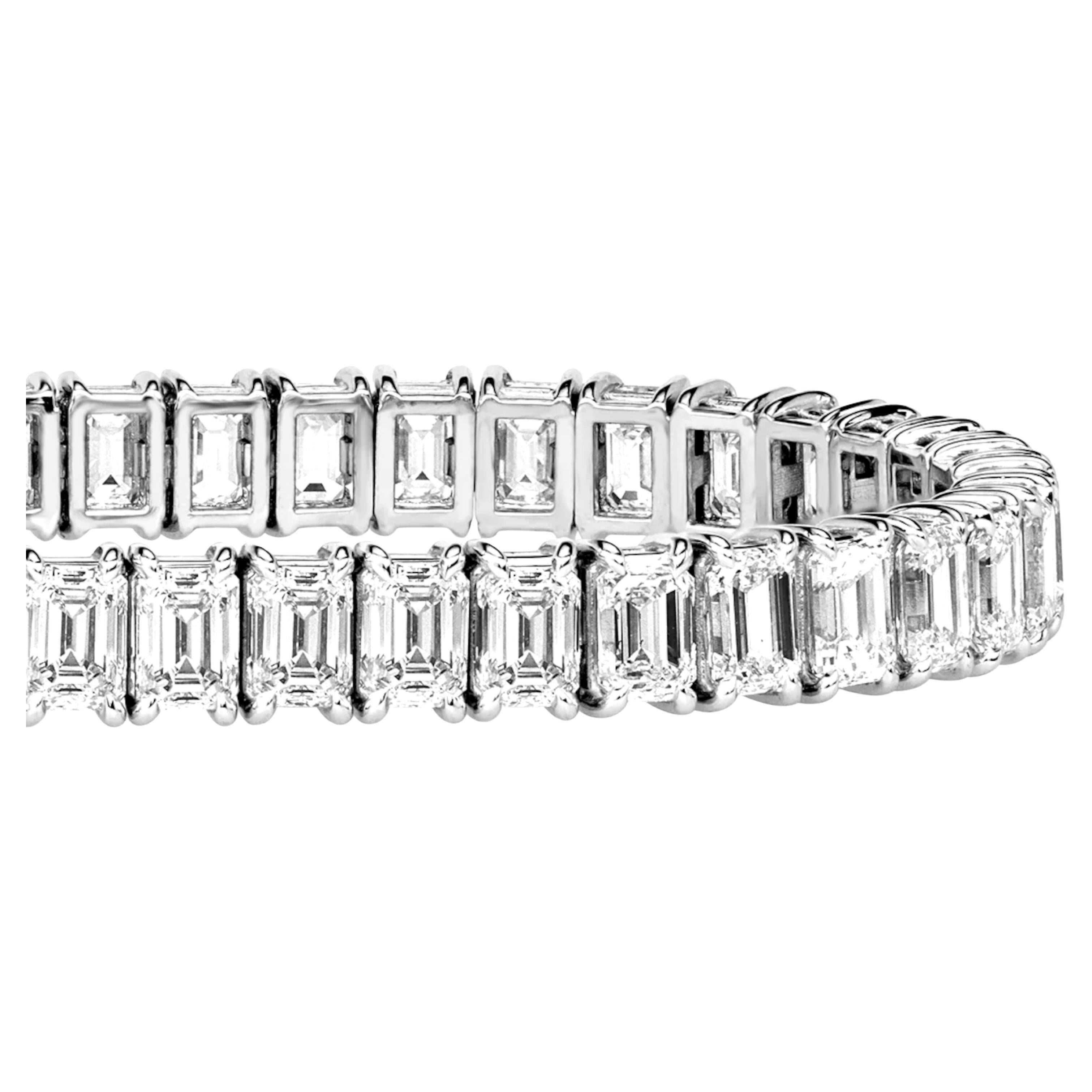 Cet exquis bracelet sur mesure sera serti de diamants naturels de couleur H et de pureté VS1-VS2.

le bracelet sera consigné avec une évaluation pour le client.

Nous sélectionnons soigneusement chaque diamant de taille émeraude et ils sont tous
