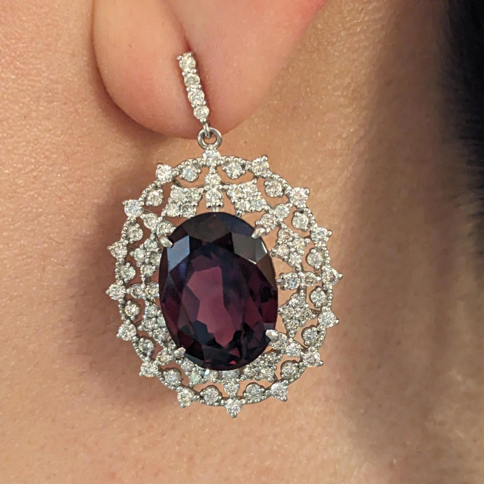 Boucles d'oreilles pendantes en platine avec grenat ovale et diamant de 24,54 ct 

Les boucles d'oreilles en grenat présentent de grands grenats ovales d'un rouge profond, pesant chacun 11,82 ct et 12,72 ct, accentués par des halos en dentelle de