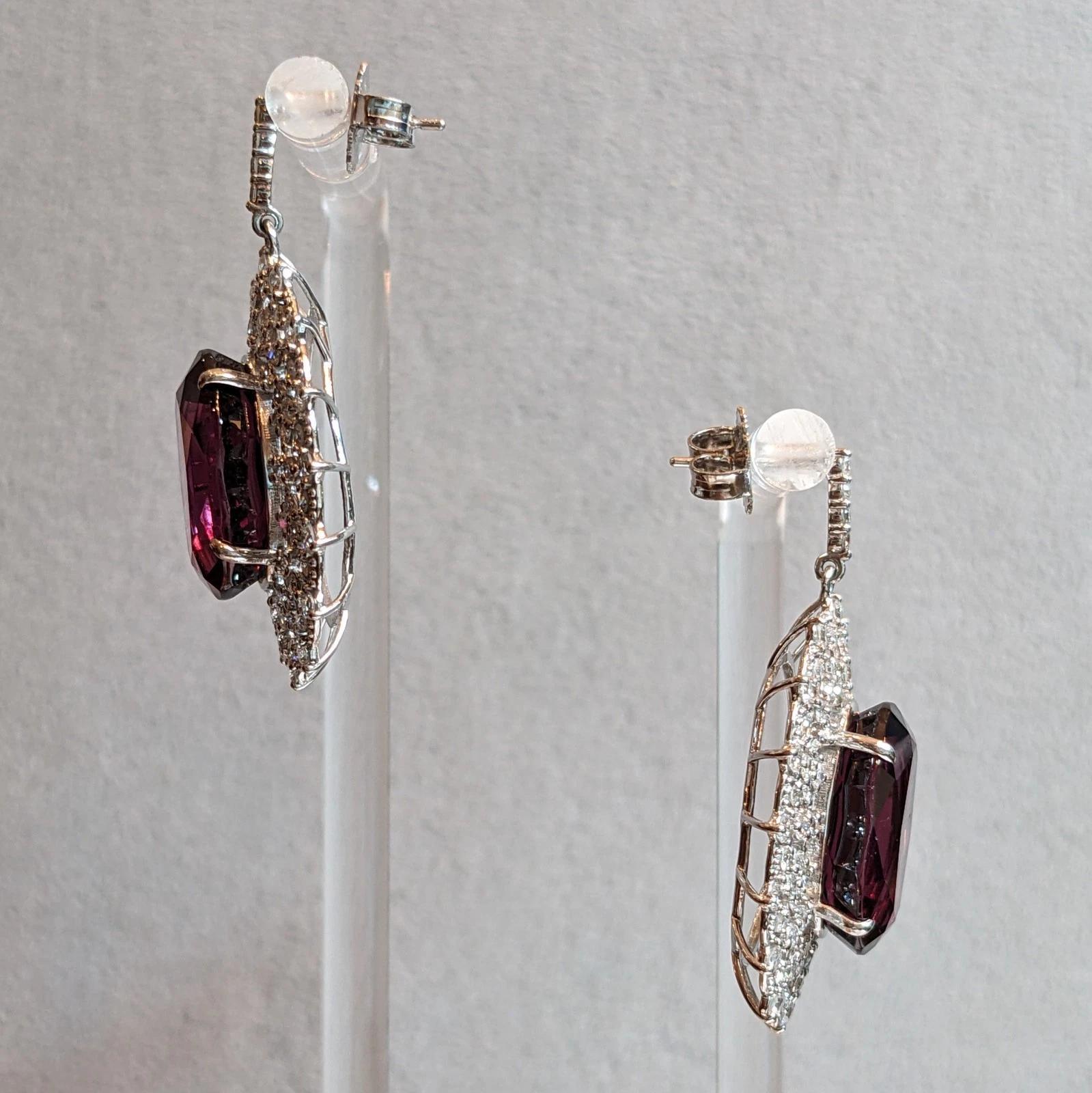 Taille ovale Boucles d'oreilles pendantes en platine avec grenat ovale et diamant de 24,54 ct en vente